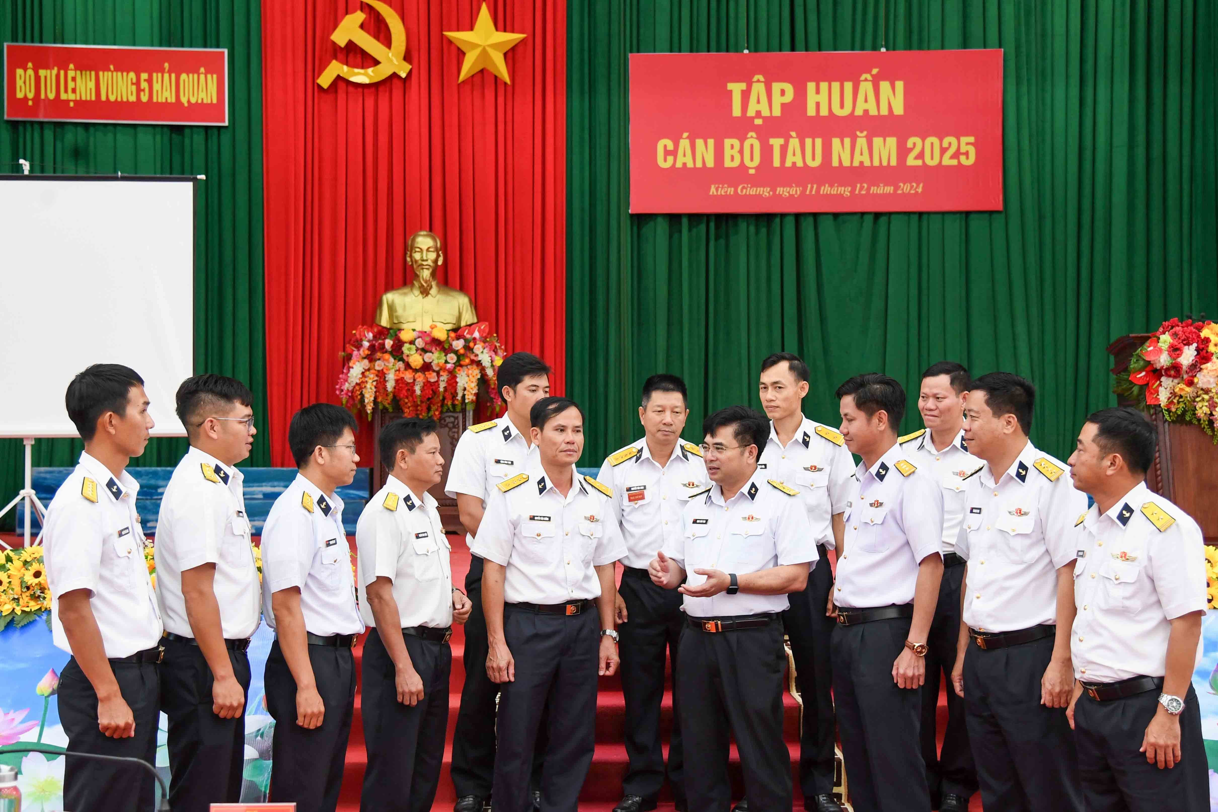 3-dai-ta-trinh-xuan-tung-va-cac-dai-bieu-trao-doi-mot-so-van-de-lien-quan-den-noi-dung-tap-huan-1733889435.jpg