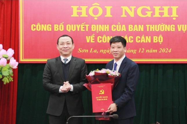 hoi-nghi-cong-bo-quyet-dinh-ve-cong-tac-can-bo-1735007565.jpeg