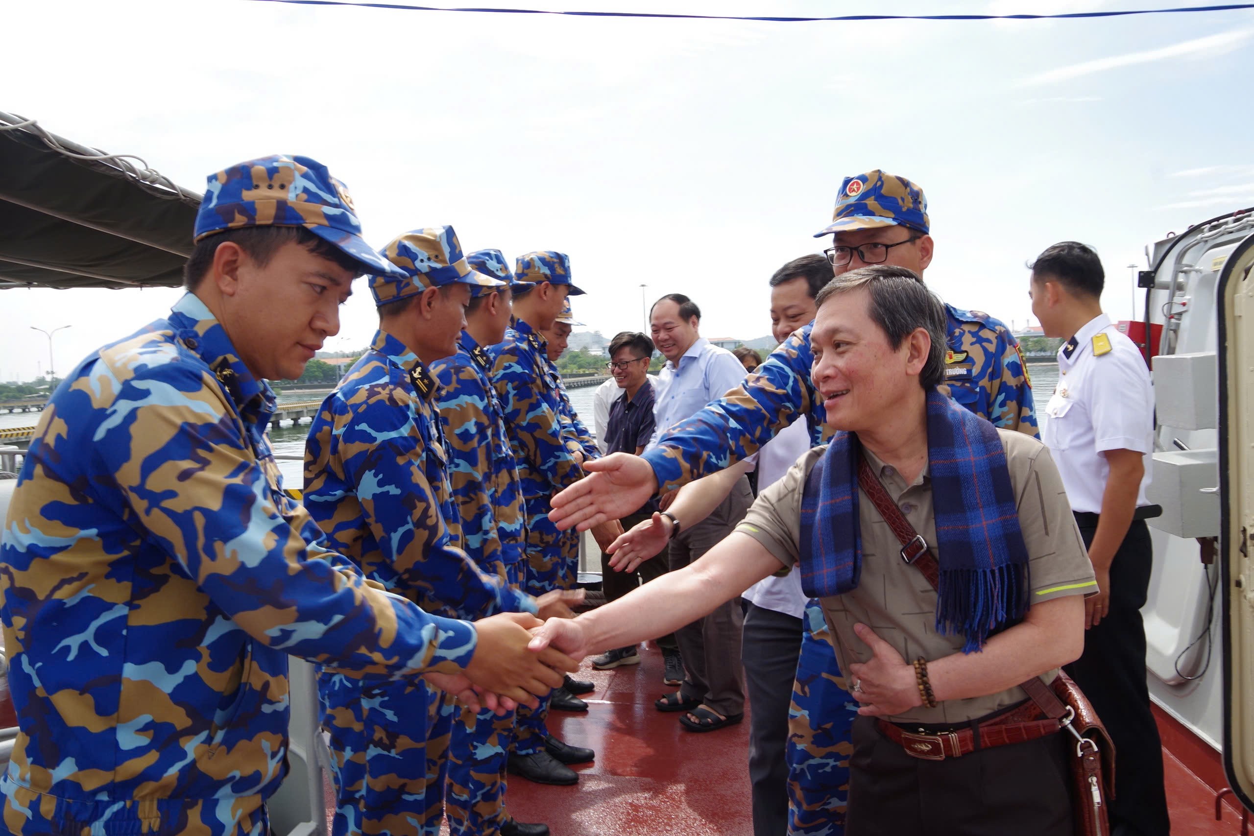 4-doan-cong-tac-tham-quan-tren-tau-ten-lua-cua-lu-doan-167-1741494438.jpg
