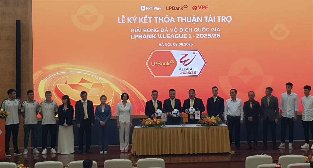 anh-1-dai-dien-lpbank-ky-ket-hop-tac-de-chinh-thuc-tro-thanh-nha-tai-tro-chinh-cua-vleague-1-giai-vo-dich-bong-da-quoc-gia-cap-clb-viet-nam-1754637366.jpg