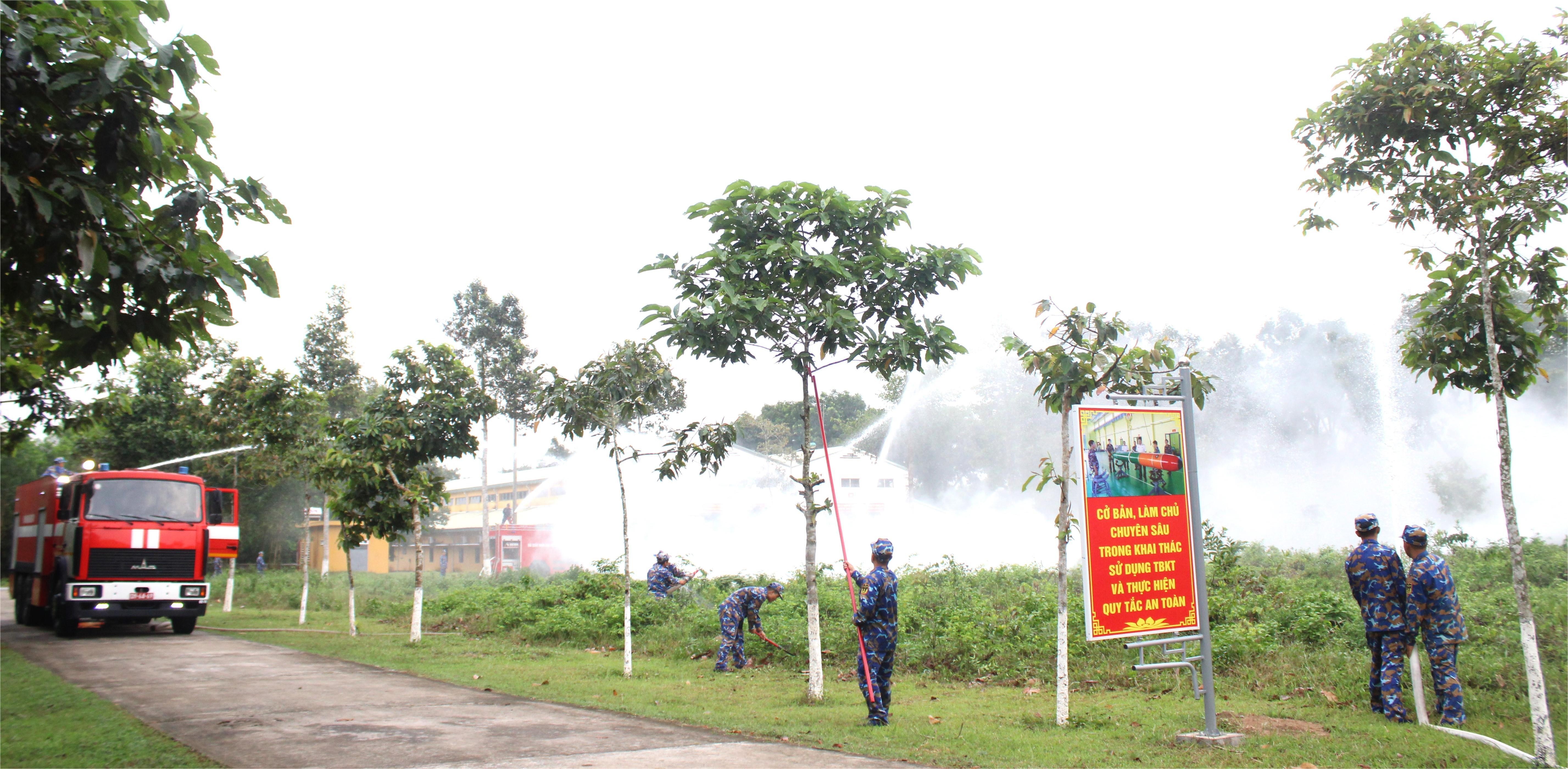 anh-6-doan-tham-quan-don-vi-thuc-hien-phuong-an-phong-chong-chay-no-1755189488.JPG