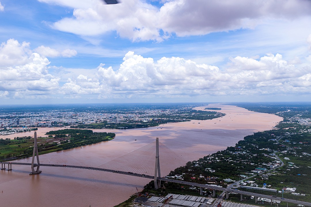 cau-can-tho-vuon-minh-bac-qua-song-hau-la-huyet-mach-giao-thuong-quan-trong-ket-noi-thanh-pho-ho-chi-minh-voi-trung-tam-kinh-te-dong-bang-song-cuu-long-1757147515.jpg