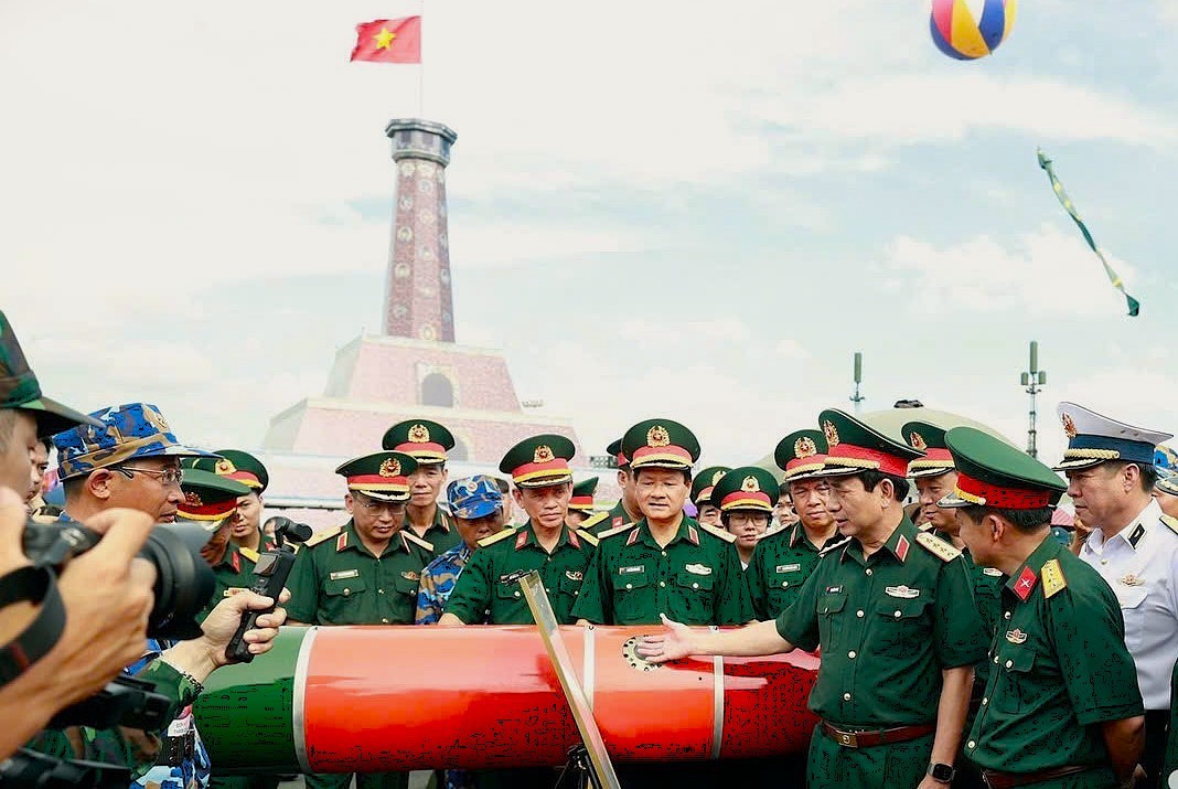 anh-1-dai-tuong-phan-van-giang-bo-truong-bo-quoc-phong-nghe-to-cong-tac-gioi-thieu-ve-ngu-loi-set-40ue-1757744147.jpg