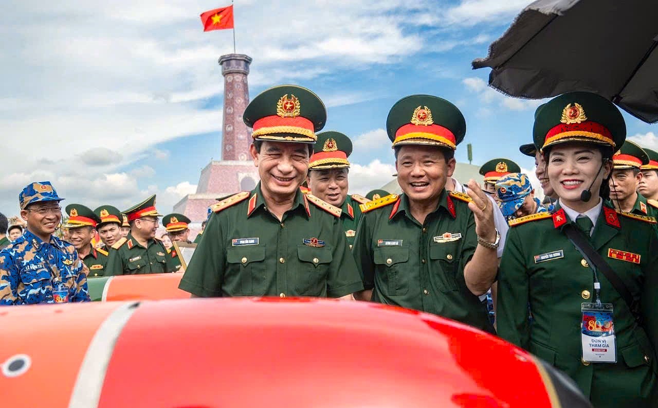 anh-2-dai-tuong-phan-van-giang-bo-truong-bo-quoc-phong-nghe-to-cong-tac-gioi-thieu-ve-ngu-loi-set-40ue-1757744147.jpg
