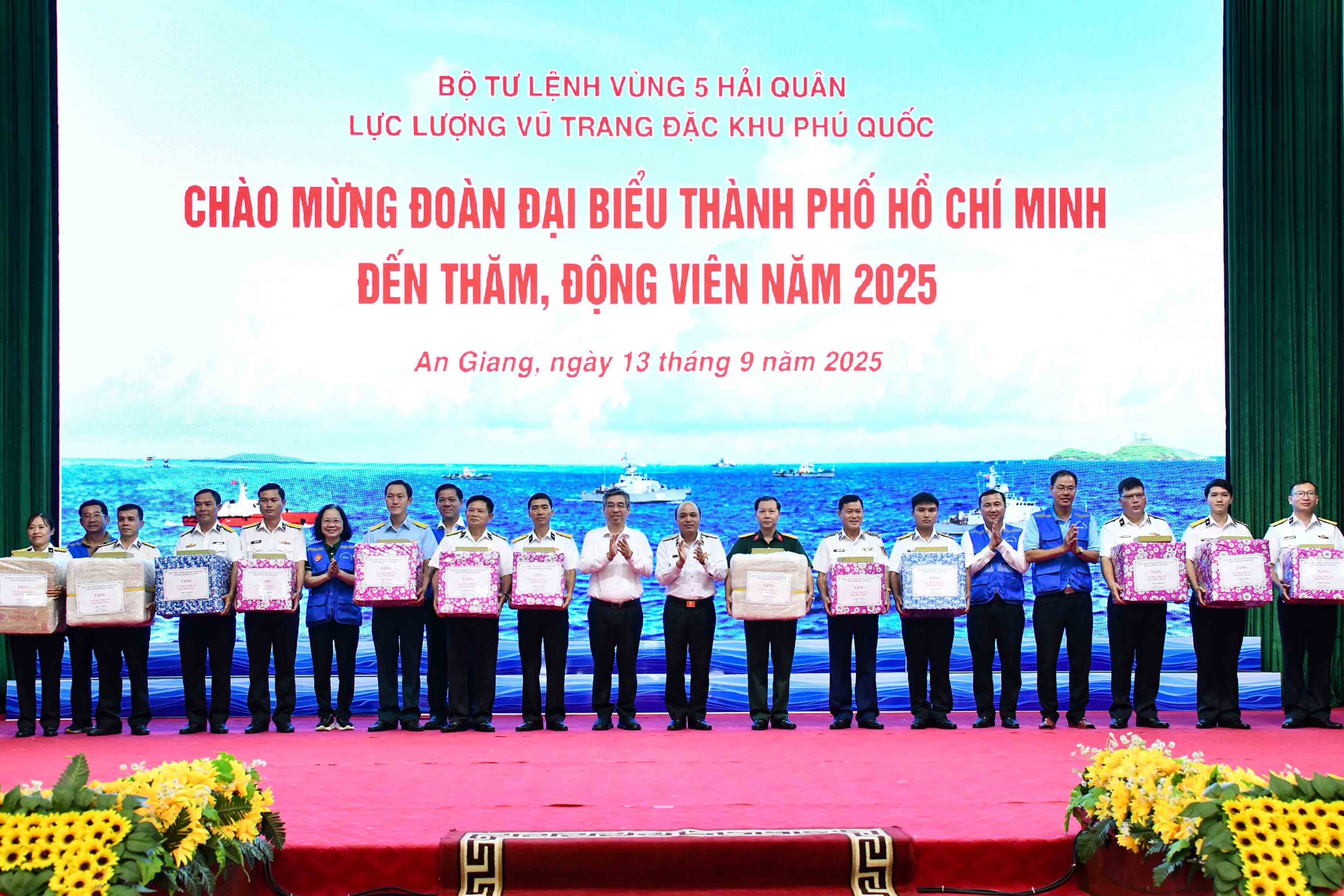 5-lanh-dao-quan-chung-hai-quan-va-tp-ho-chi-minh-tang-qua-cac-don-vi-dong-quan-tren-dao-phu-quoc-1757930022.jpg