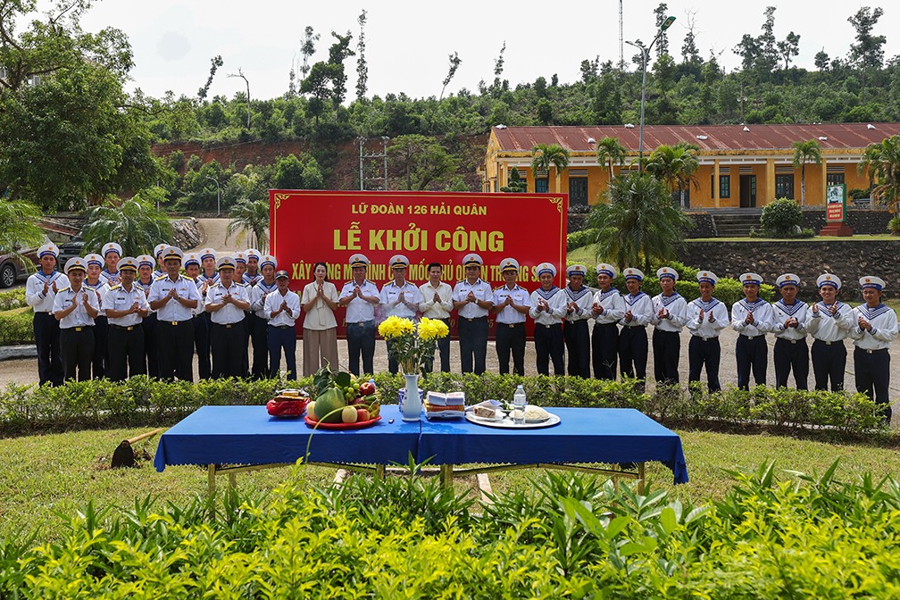 buoi-le-khoi-cong-xay-dung-cot-moc-truong-sa-voi-y-nghia-sau-sac-dien-ra-thanh-cong-tot-dep-trong-khong-khi-doan-ket-phan-khoi-va-tu-hao-1760850744.jpg