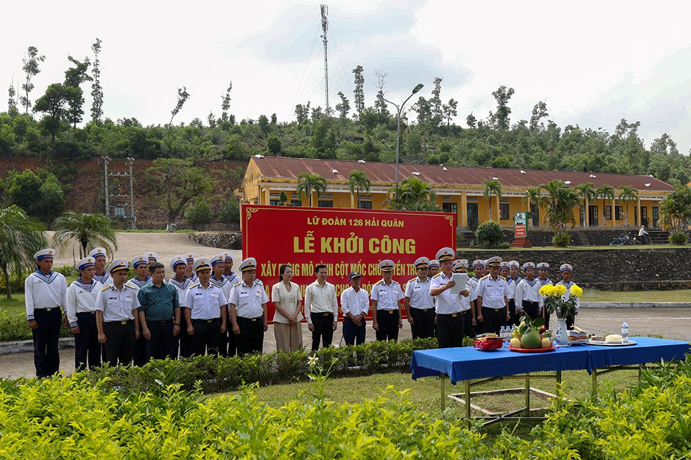 lam-le-dang-huong-khoi-cong-xay-dung-cot-moc-truong-sa-tai-khu-b-cua-lu-doan-126-1760850745.jpg