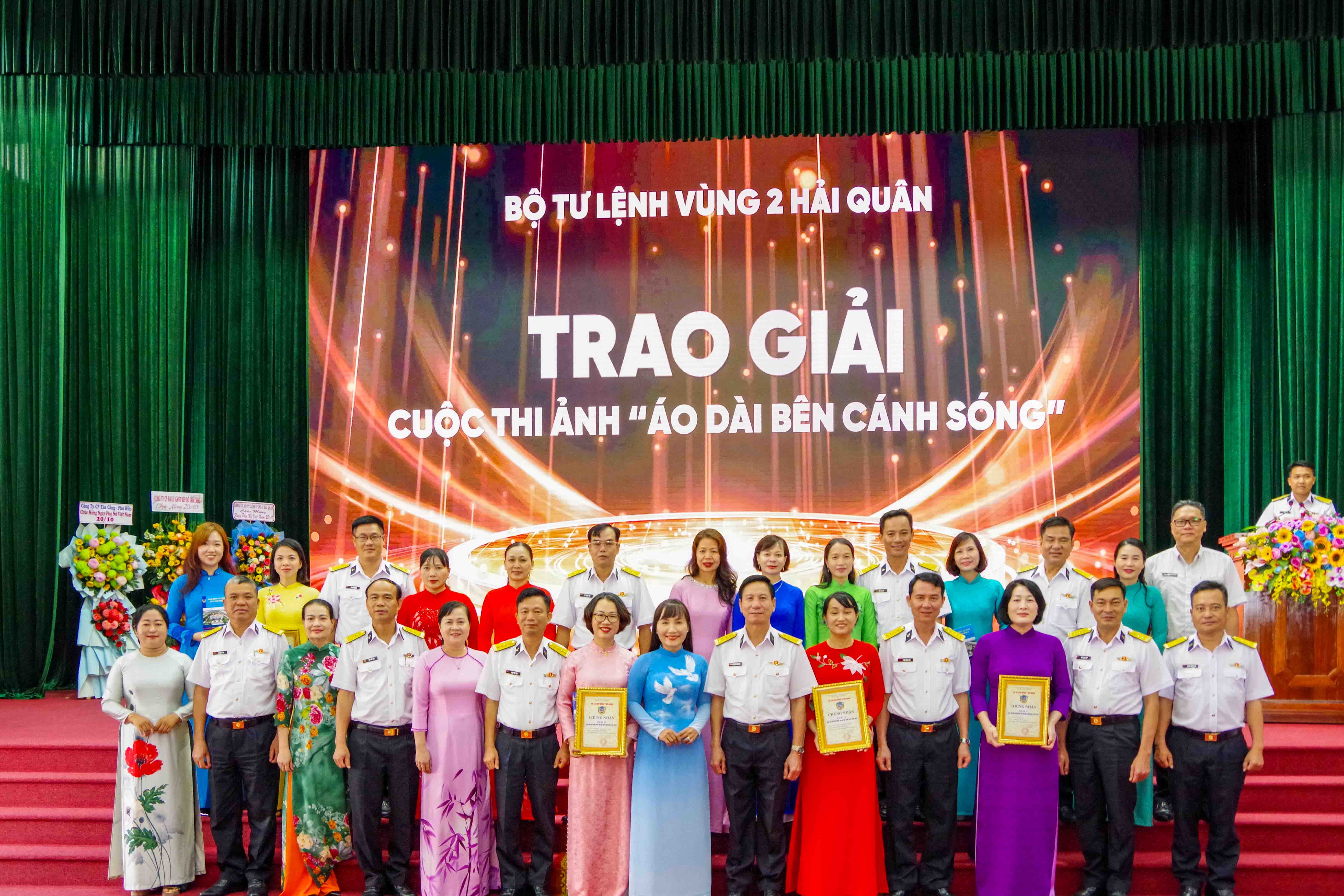 3-thu-truong-cac-don-vi-chup-anh-voi-cac-thi-sinh-dat-giai-cao-trong-cuoc-thi-anh-1760958232.jpg