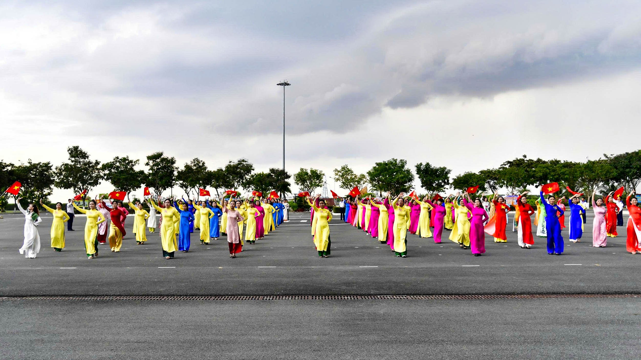 4-quang-canh-buoi-dong-dien-ao-dai-1760958232.jpg