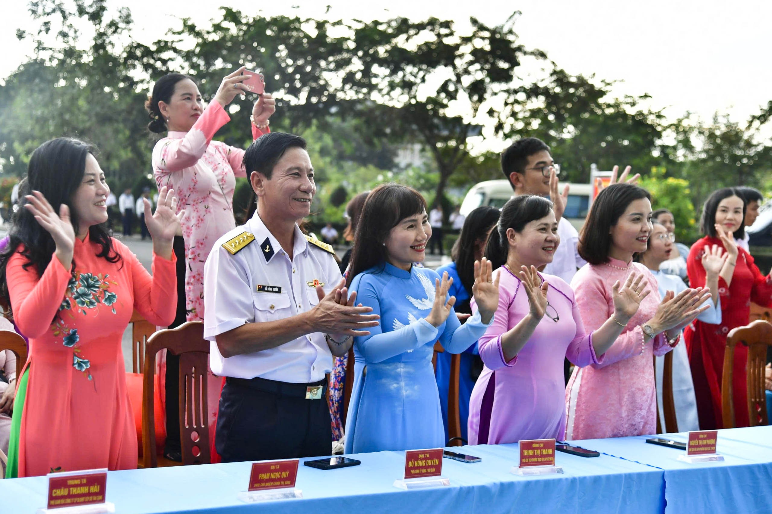 7-dai-bieu-co-vu-cho-tiet-muc-dong-dien-ao-dai-1760958232.jpg