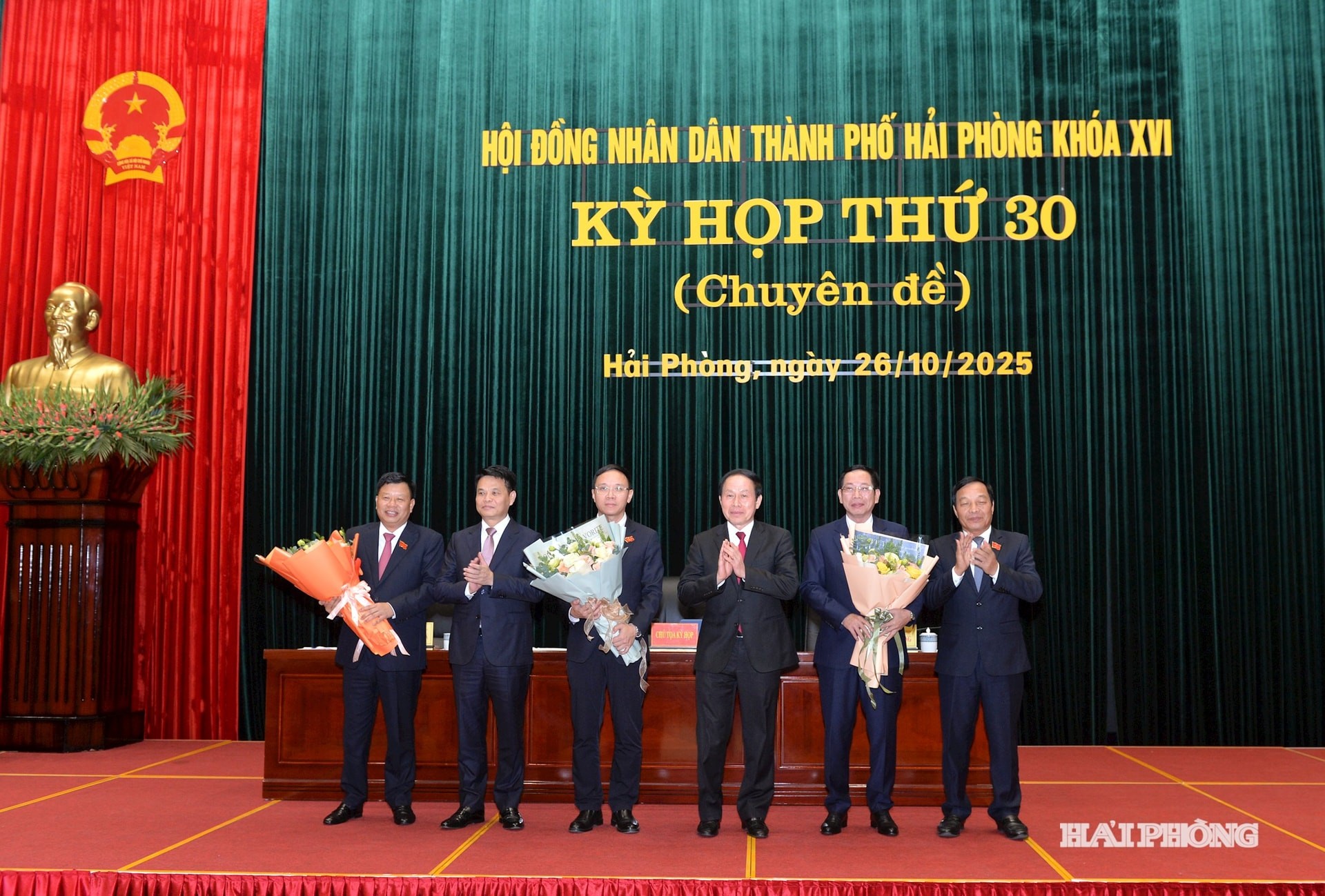 chan-dung-2-tan-pho-chu-tich-tp-hai-phong-1761527255.jpg