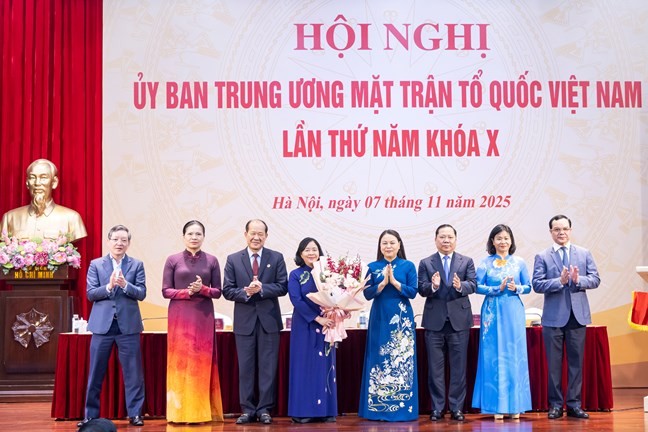 ba-bui-thi-minh-hoai-lam-chu-tich-uy-ban-trung-uong-mttq-viet-nam-1762519576.jpg