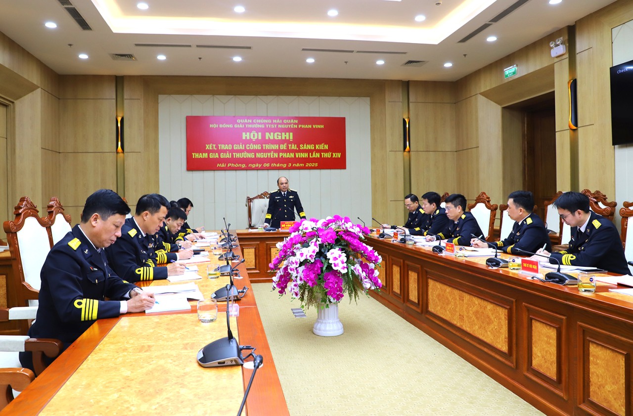 hoi-dong-giai-thuong-tuoi-tre-sang-tao-nguyen-phan-vinh-xet-trao-giai-cong-trinh-de-tai-sang-kien-tham-gia-giai-thuong-lan-thu-xiv7-1763117412.jpg
