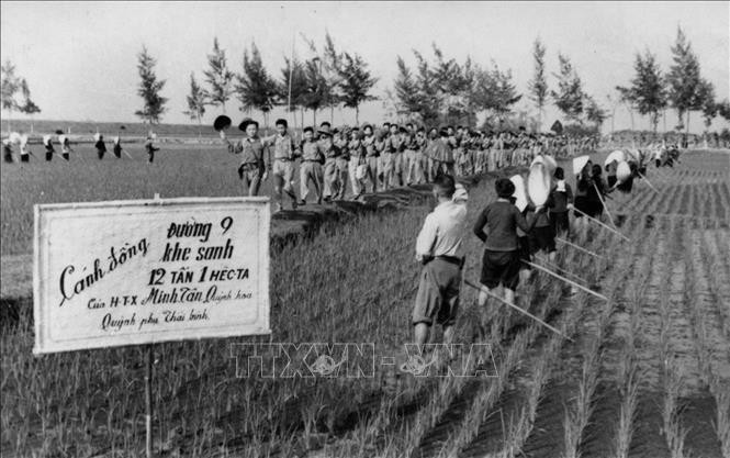 vna-potal-90-nam-dcs-viet-nam-dang-lanh-dao-day-manh-phong-trao-thi-dua-yeu-nuoc-trong-khang-chien-chong-my-cuu-nuoc-1954-1975-stand-1763750152.jpeg