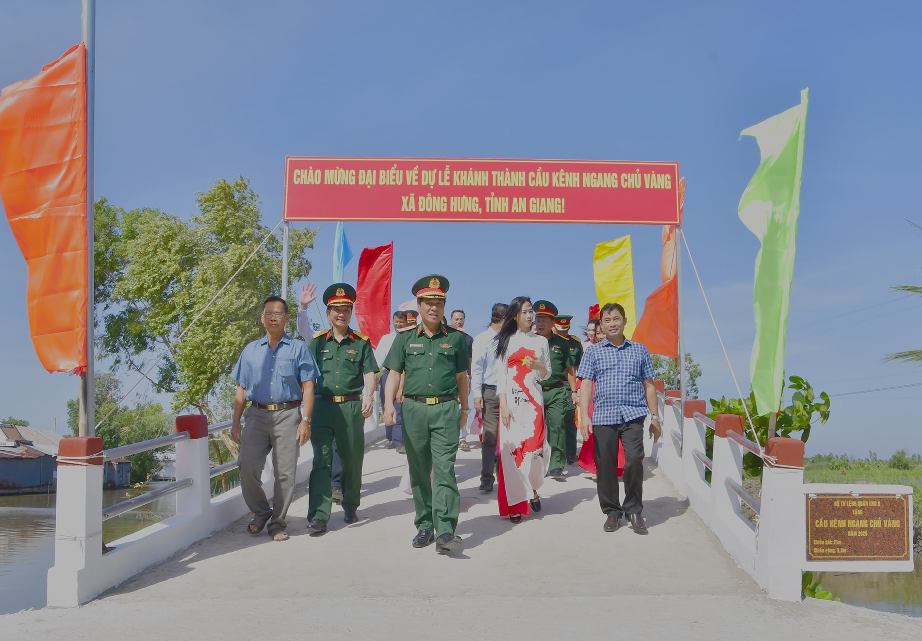 cầu Kênh ngang Chủ Vàng (dài 21m, rộng 3,5m) với tổng mức đầu tư 500 triệu đồng.