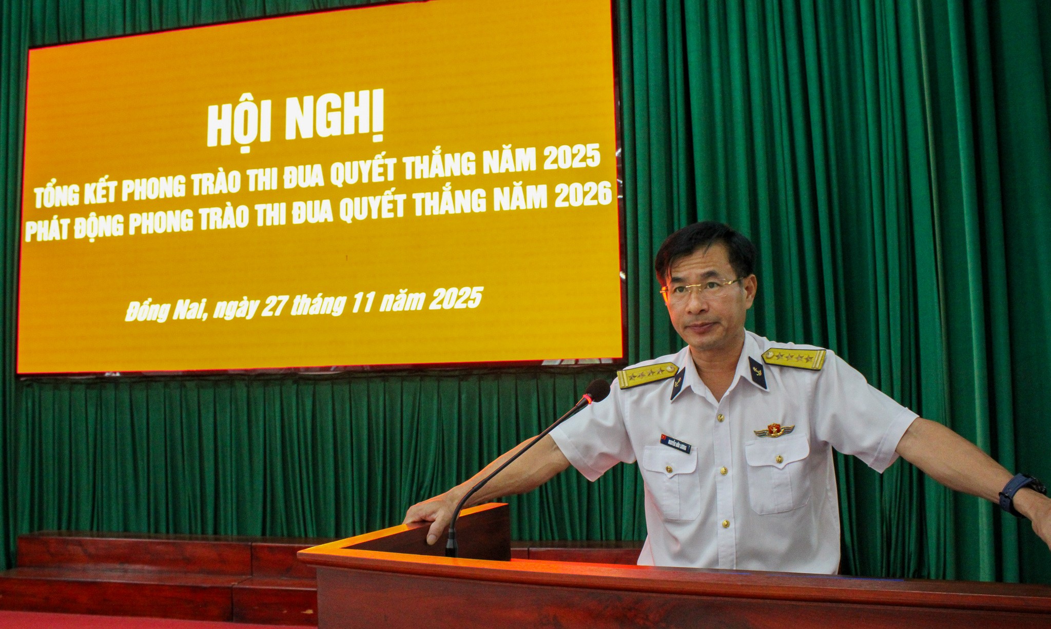 anh-1-dai-ta-nguyen-huu-luong-bi-thu-dang-uy-chinh-uy-trung-tam-phat-dong-thi-dua-1764246383.jpg
