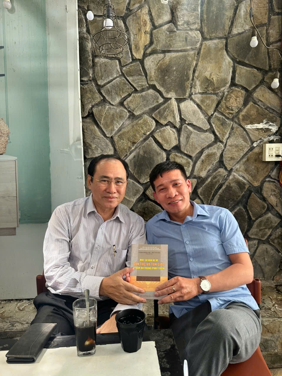 1-anh-trao-doi-hoc-thuat-voi-nha-bao-thac-si-nguyen-duy-dung-tai-long-xuyen-tinh-an-giang-1764570998.jpg
