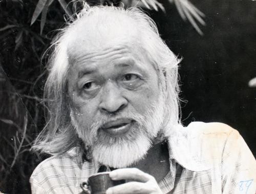 Nhà thơ Hoàng Trung Thông