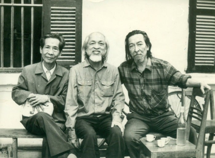 Nhà thơ Hoàng Trung Thông (ngồi giữa) cùng nhà thơ Bảo Định Giang (ngoài cùng, bên trái) và họa sĩ Mai Văn Hiến