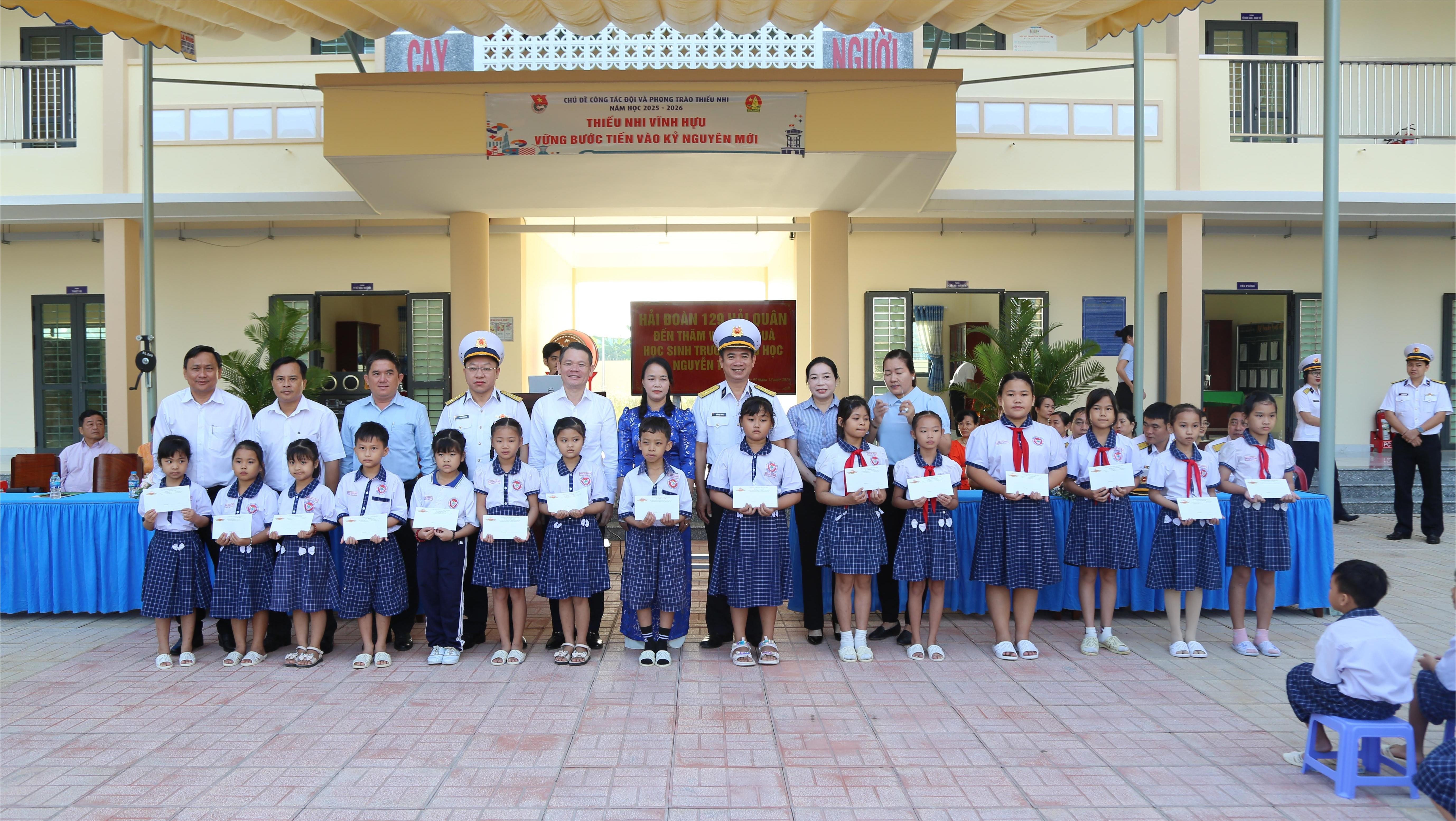 thu-truong-hai-doan-129-tang-qua-cac-em-hoc-sinh-co-hoan-canh-kho-khan-cua-truong-tieu-hoc-nguyen-thi-tot-1765164871.JPG