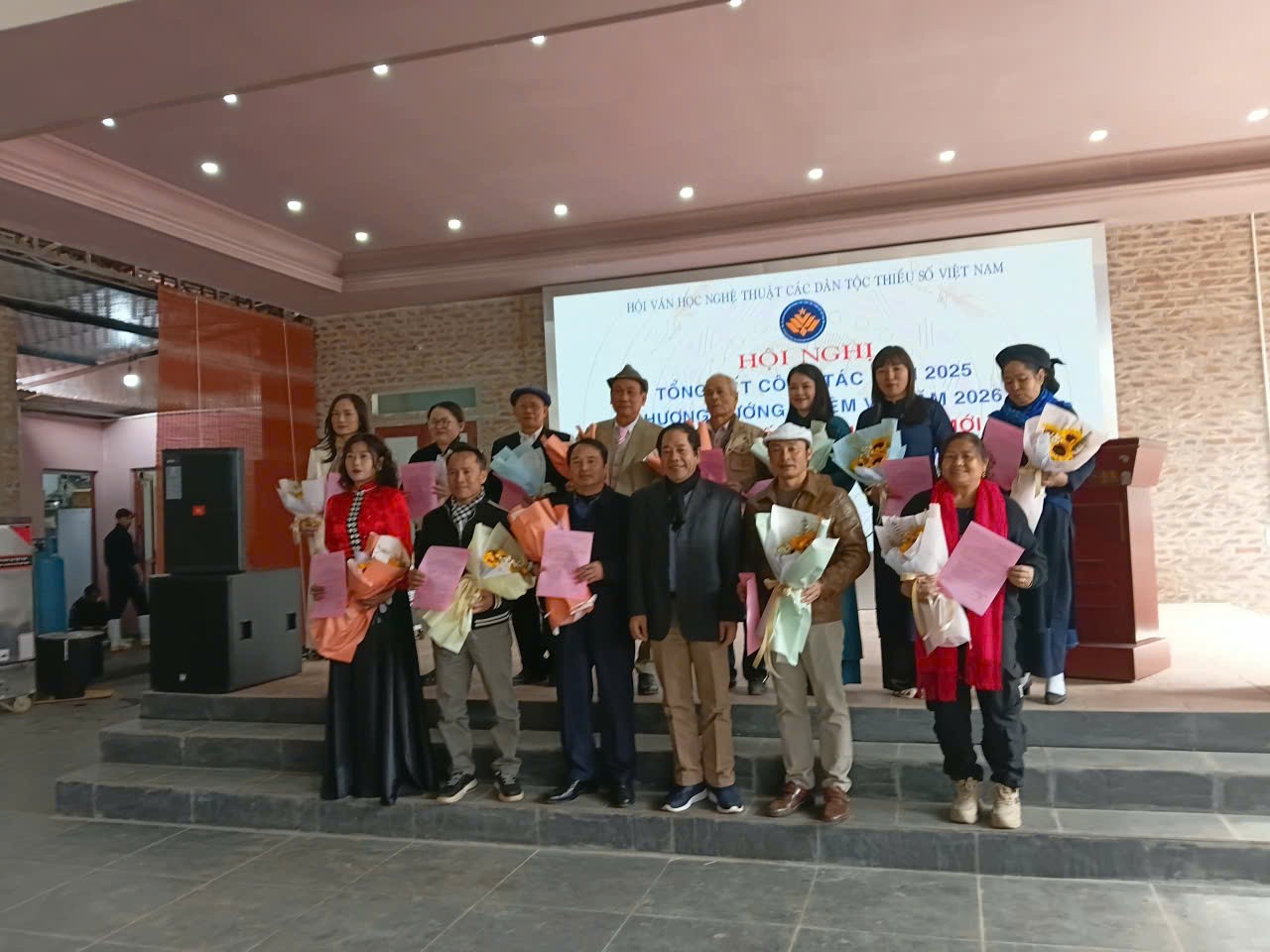 3-nha-van-cao-duy-son-pho-chu-tich-hoi-van-hoc-nghe-thuat-cac-dtts-viet-nam-trao-giai-cho-cac-tac-gia-dat-giai-b-giai-thuong-van-hoc-nghe-thuat-cac-dan-toc-thieu-s-1766922163.jpg