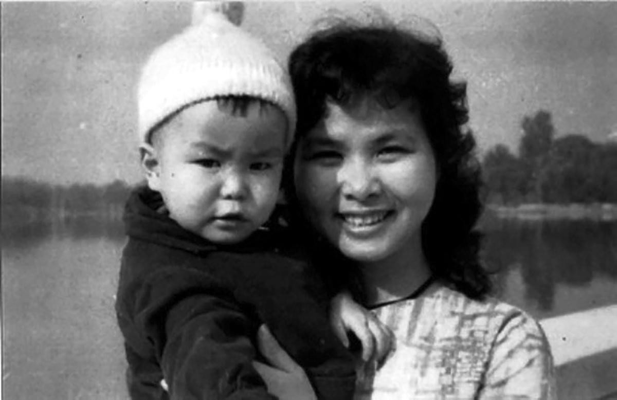 Nữ sĩ Xuân Quỳnh và con trai Lưu Tuấn Anh khi còn bé. Ảnh: Internet