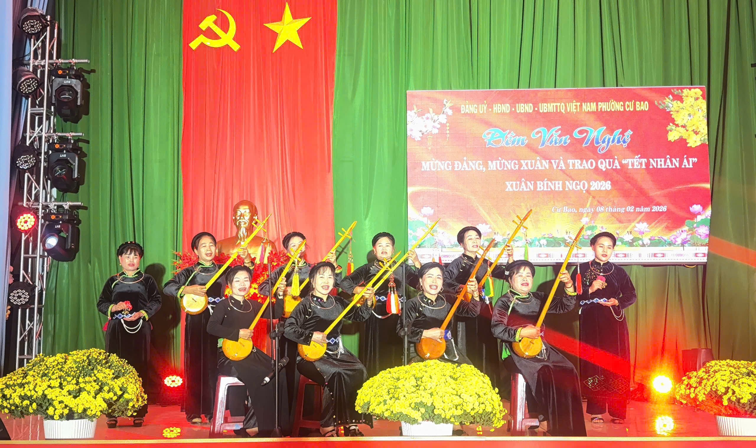 cac-nghe-nhan-bieu-dien-hat-then-gop-phan-ton-vinh-ban-sac-van-hoa-truyen-thong-tai-chuong-trinh-mung-dang-mung-xuan-binh-ngo-2026-o-phuong-cu-bao-tinh-dak-lak-1770689369.jpg