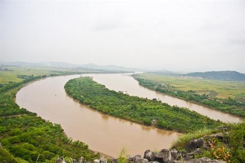 Sông Kinh Thầy và không gian miền mỏ – hai nguồn sống nuôi dưỡng giọng thơ. Ảnh: Internet