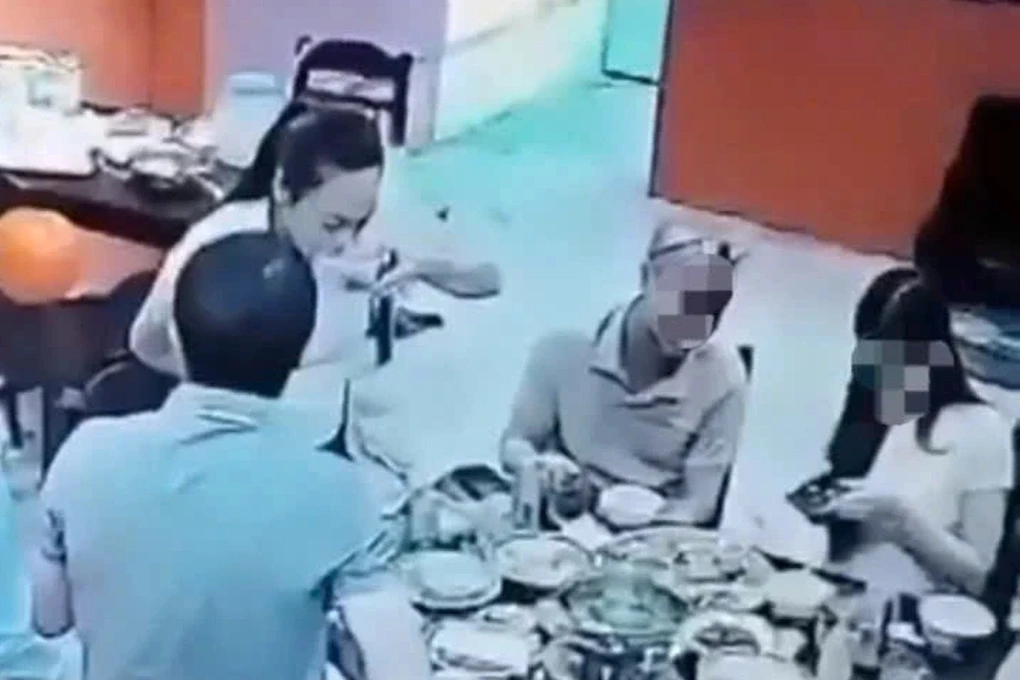 Lê Thị Cẩm Chi (đứng) uống 8 lon bia trong cuộc nhậu trước khi lái ô tô tông tử vong chủ tịch xã. Ảnh: Internet