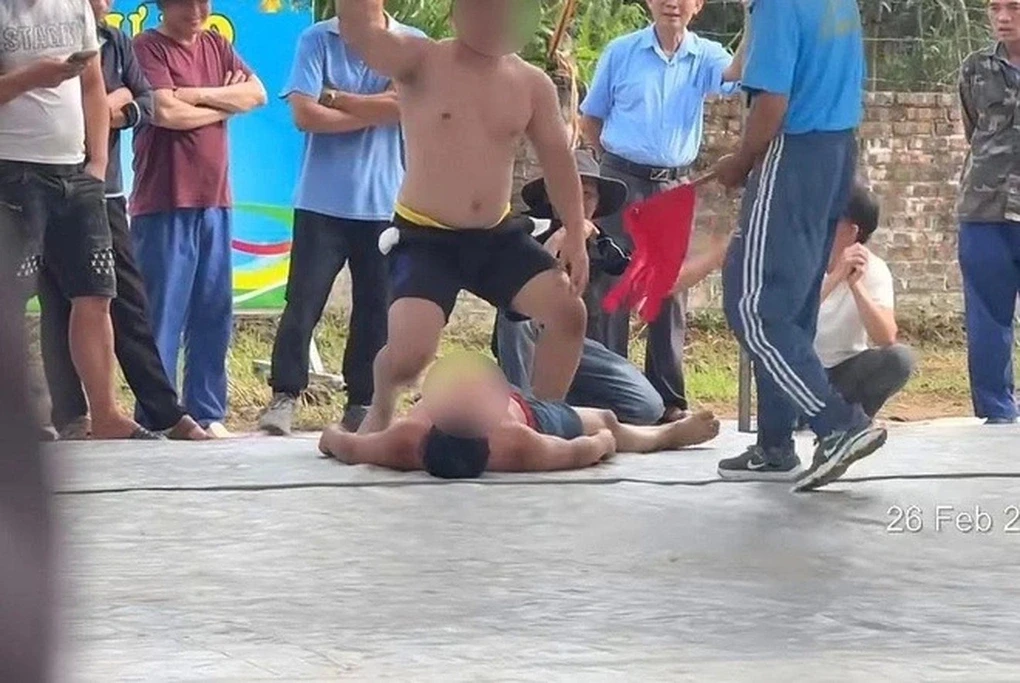 Anh N.V.T (quần xanh nằm dưới đất) tử vong vì gãy cổ tại hội vật cổ truyền làng Thái Lai. Ảnh cắt từ clip trên Internet