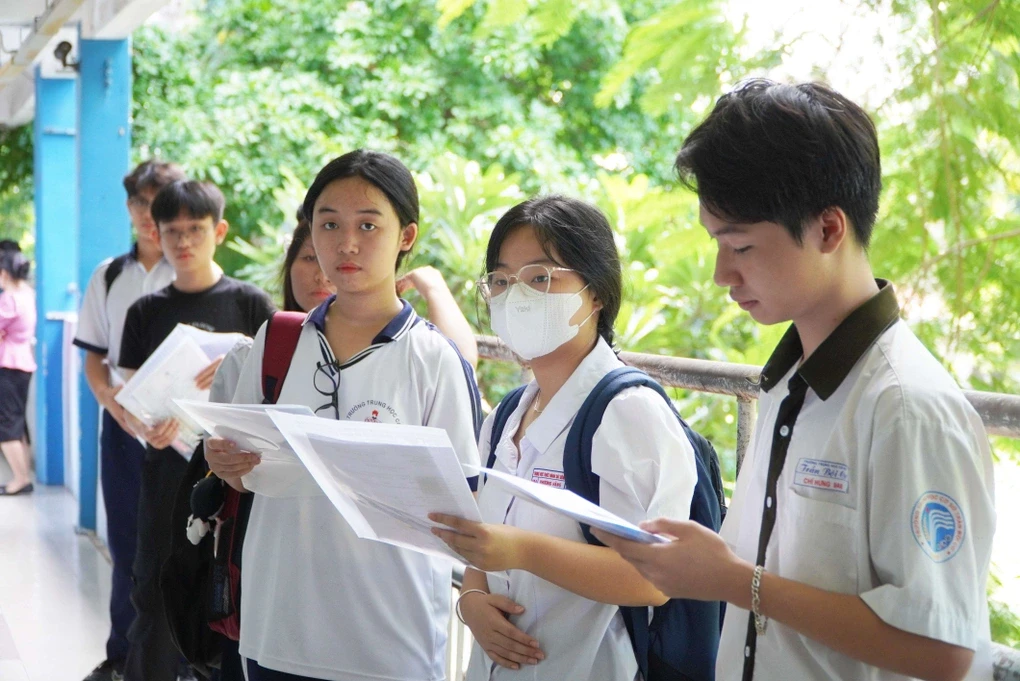 Các thí sinh chuẩn bị vào phòng thi. Ảnh: Dân trí