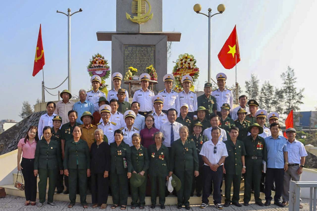 1-doan-cong-tac-cung-cap-uy-chinh-quyen-dia-phuong-xa-cua-viet-dang-hoa-dang-huong-cac-anh-hung-liet-si-tai-dai-chien-thang-cua-viet-tinh-quang-tri-1775027077.JPG