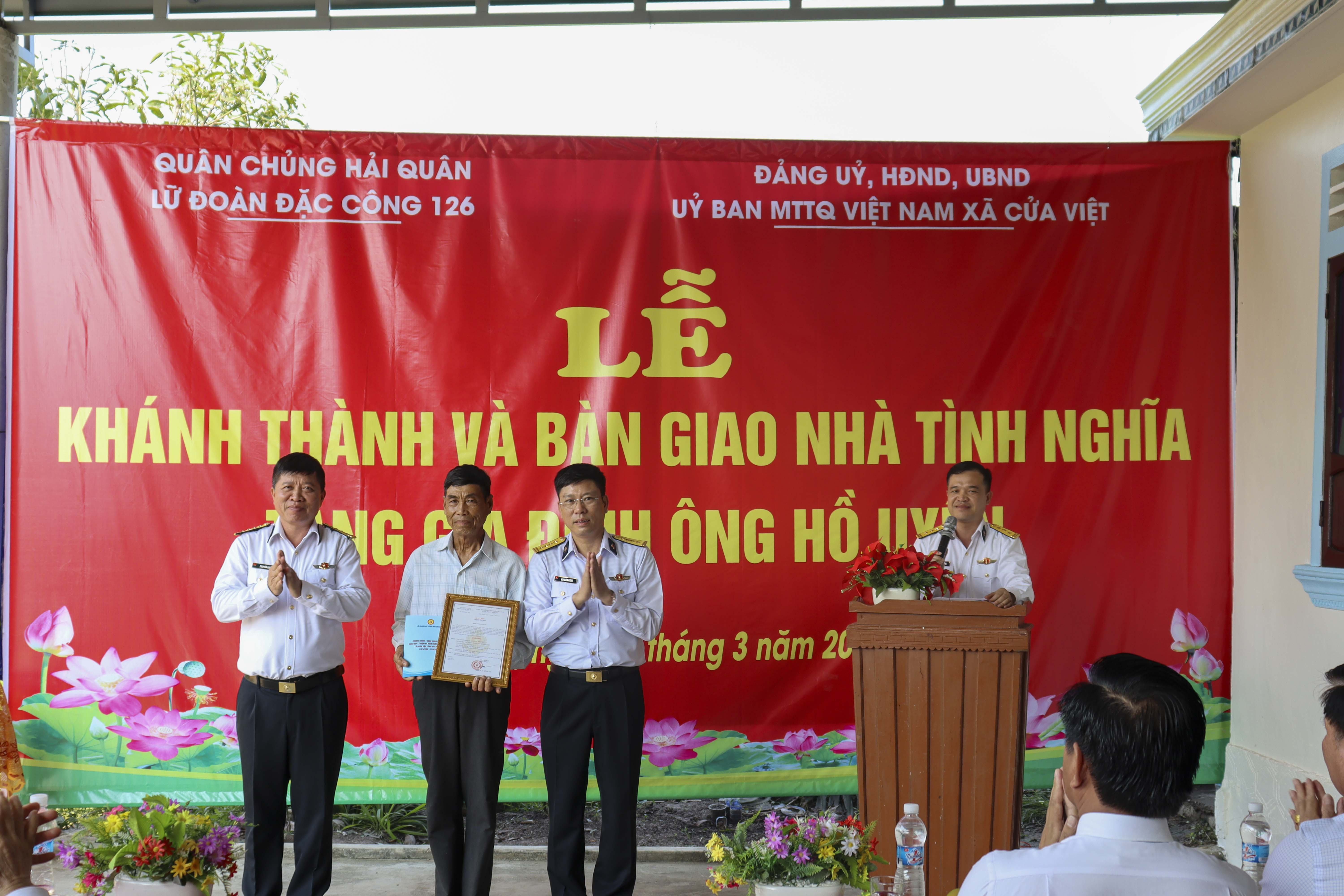 3-dai-ta-phan-van-canh-lu-doan-truong-va-dai-ta-mai-xuan-huong-chinh-uy-lu-doan-thua-uy-quyen-cua-thu-truong-bo-tu-lenh-hai-quan-trao-quyet-dinh-ho-tro-xay-dung-nha-va-tang-qua-gia-1775027082.JPG