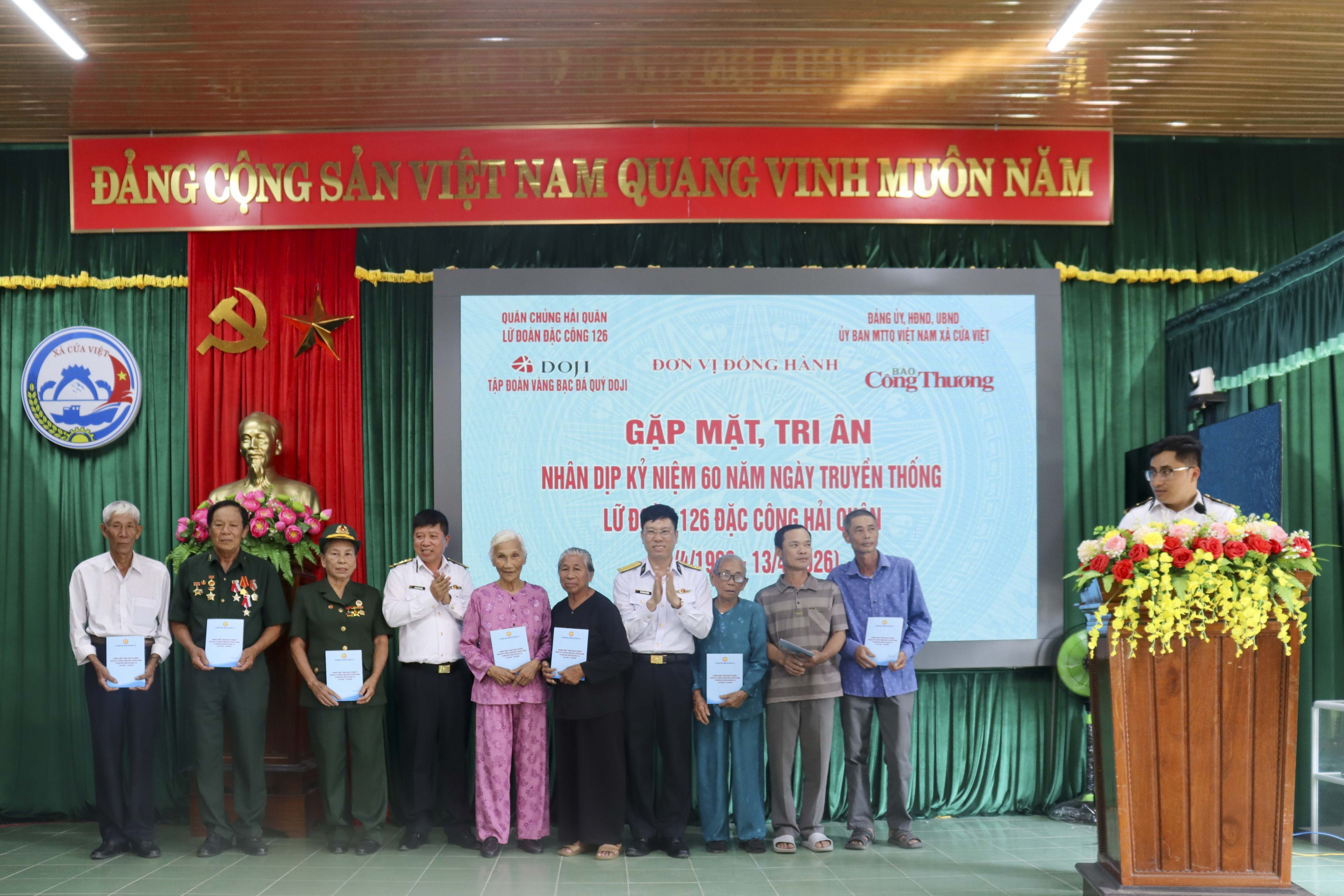 5-dai-ta-phan-van-canh-lu-doan-truong-va-dai-ta-mai-xuan-huong-chinh-uy-lu-doan-tang-qua-cac-gia-dinh-chinh-sach-xa-cua-viet-tinh-quang-tri-1775027083.JPG