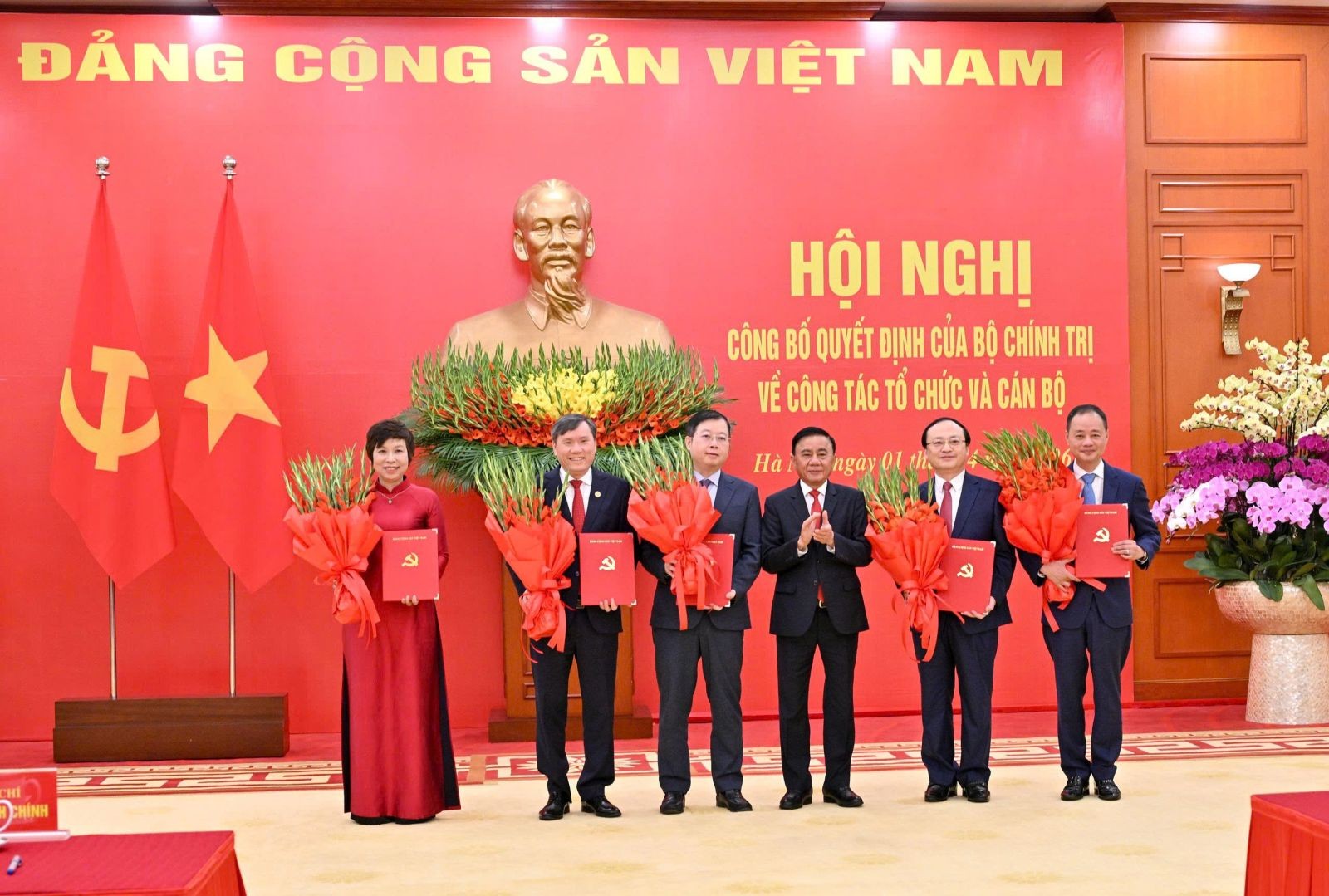 bo-chinh-tri-cong-bo-cac-quyet-dinh-ve-cong-tac-to-chuc-va-can-bo-doi-voi-5-co-quan-01-1775014750.jpg