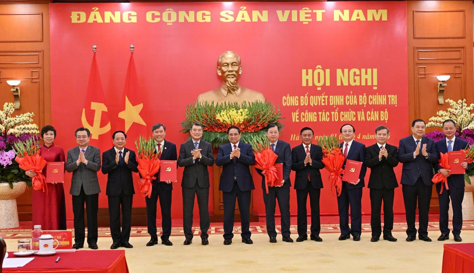 bo-chinh-tri-cong-bo-cac-quyet-dinh-ve-cong-tac-to-chuc-va-can-bo-doi-voi-5-co-quan-02-1775014810.jpg