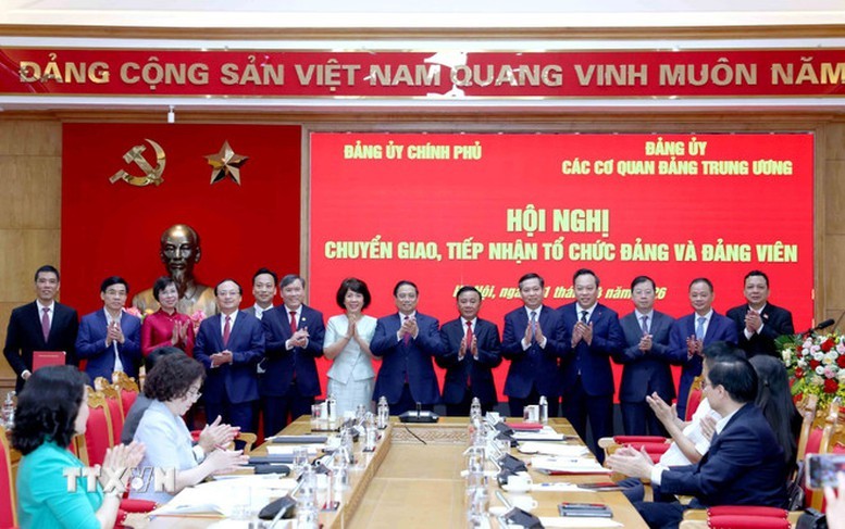 txvn-hoi-nghi-chuyen-giao-tiep-nhan-to-chuc-dang-va-dang-vien-giua-dang-uy-chinh-phu-va-dang-uy-cac-co-quan-dang-trung-uong-01-3-1775033817358-17750338175241252986570-1775052122.jpg