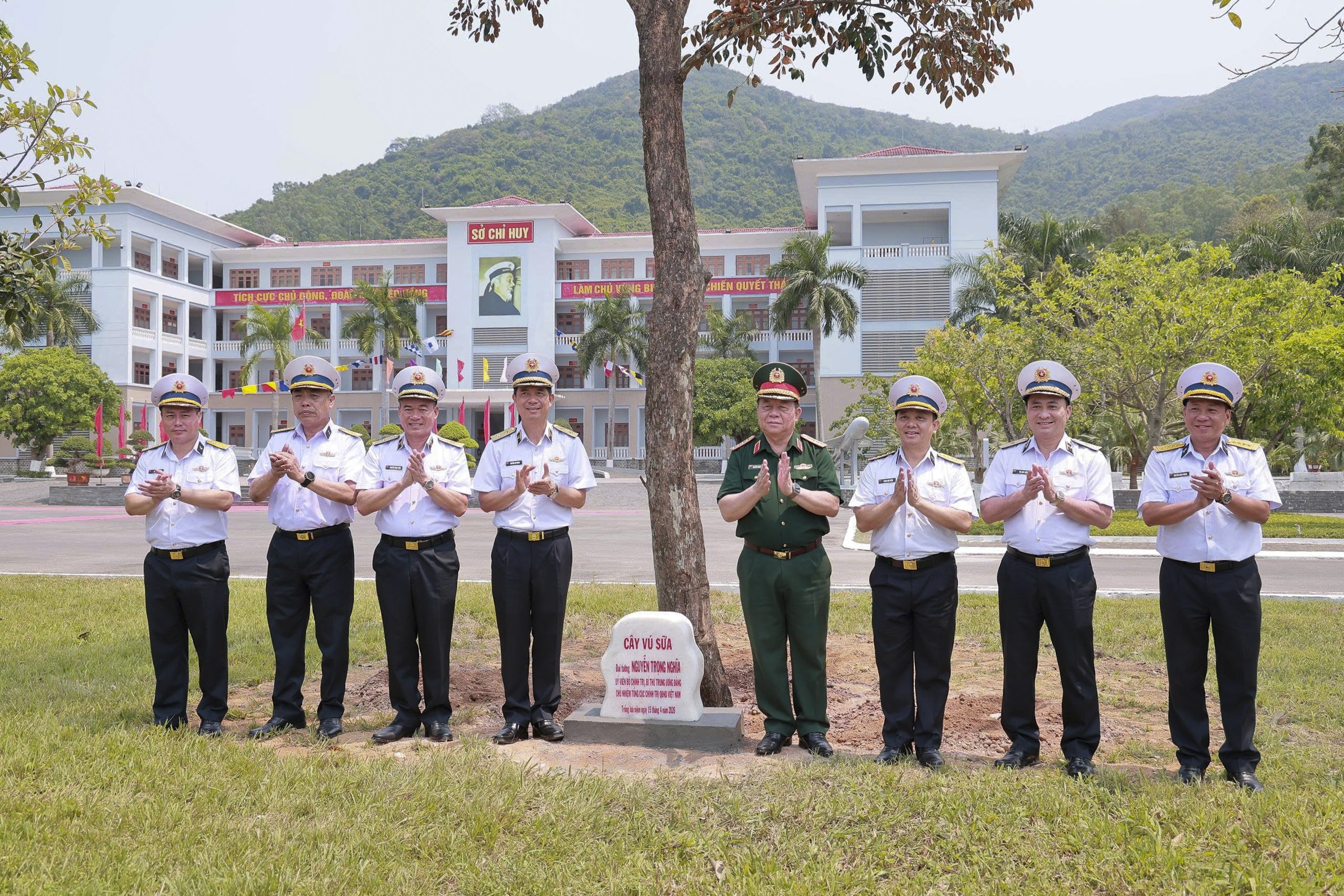 dai-tuong-nguyen-trong-nghia-trong-cay-va-chup-anh-luu-niem-voi-thu-truong-bo-tu-lenh-hai-quan-va-vung-3-1-1776244667.JPG