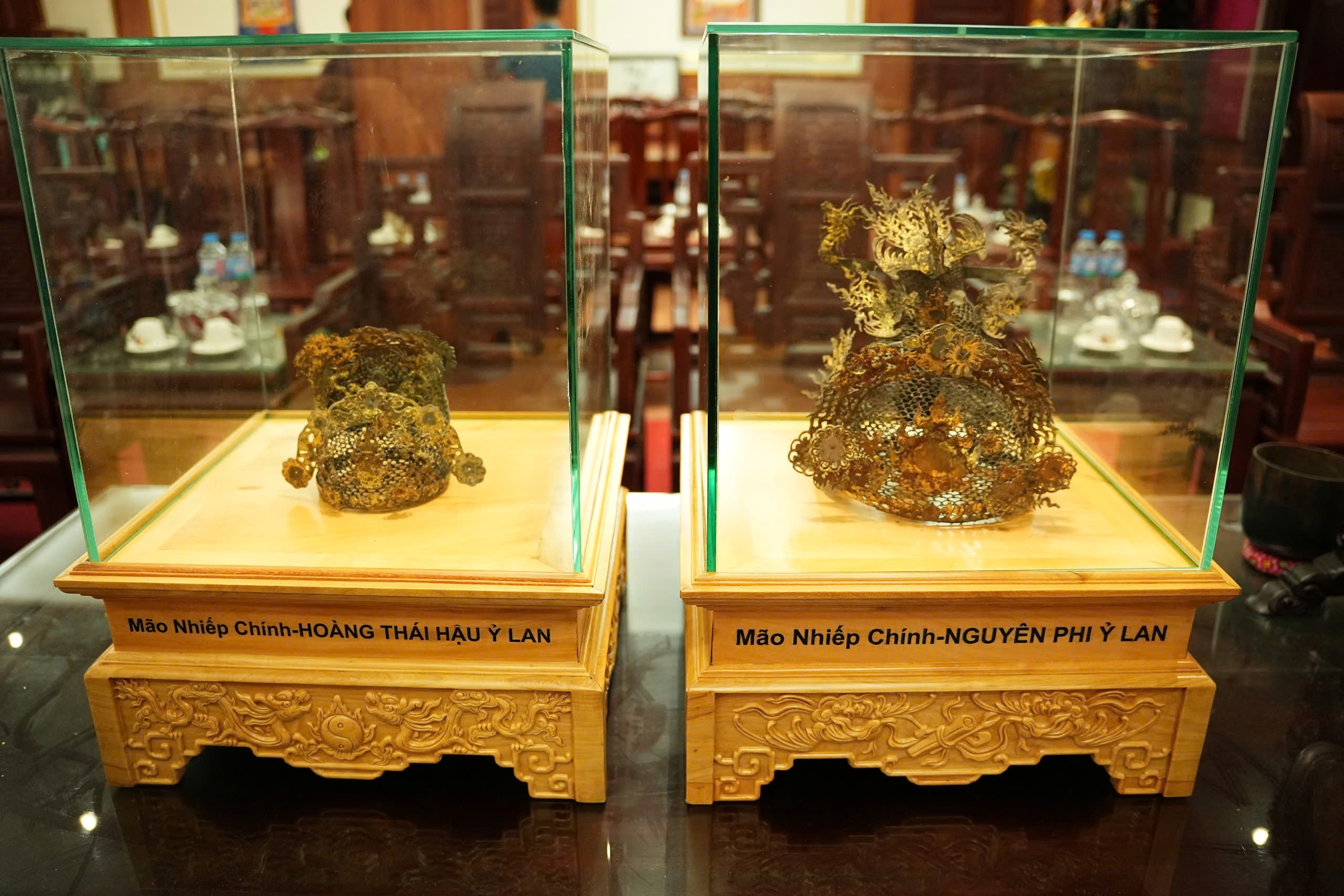 anh-1-doi-mao-mu-di-vat-gan-lien-voi-nguyen-phi-y-lan-duoc-dat-trang-trong-cung-vat-pham-kham-ton-tri-mao-1776303975.jpg