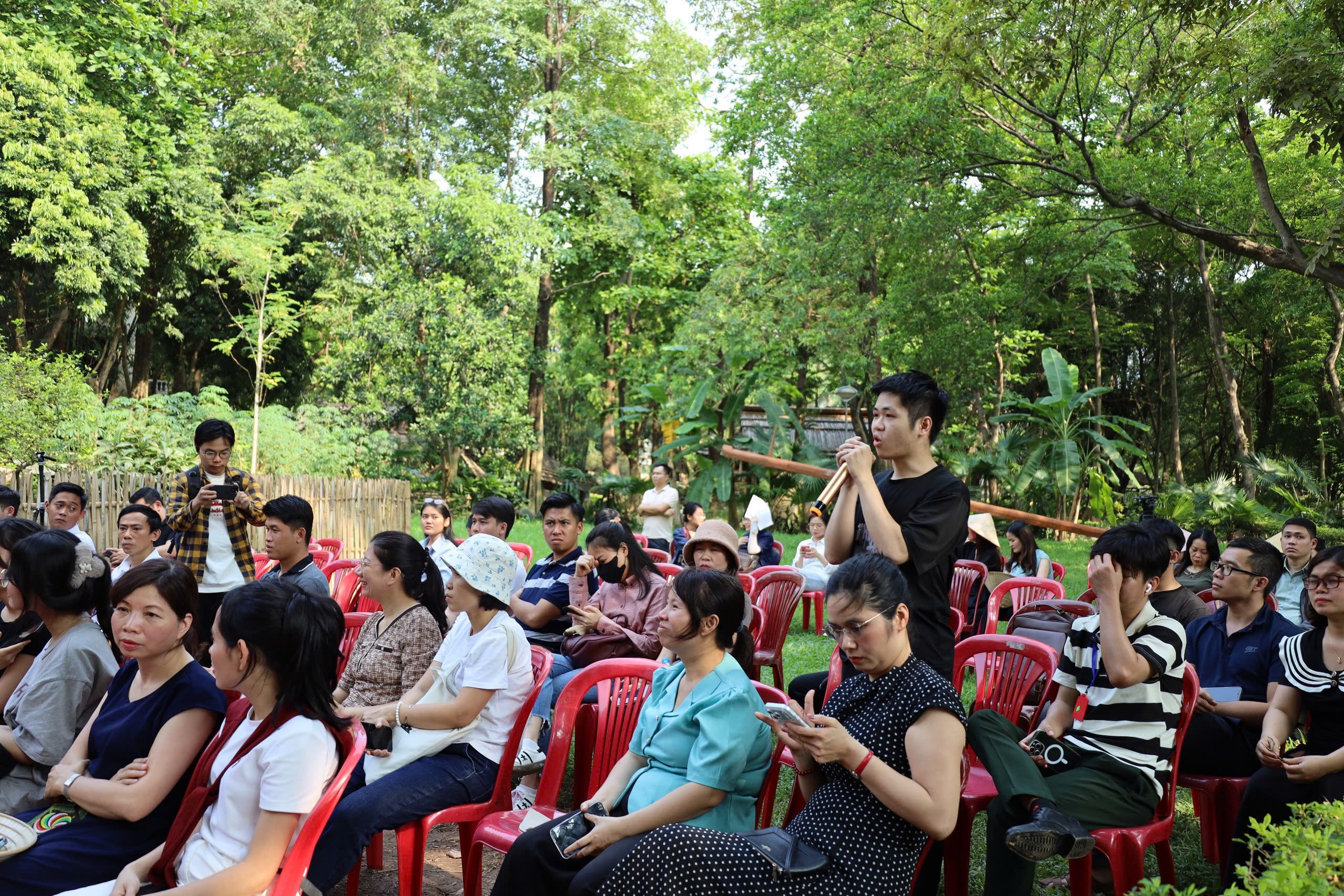 8-sinh-vien-dat-cau-hoi-giao-luu-tai-toa-dam-1777427944.jpg