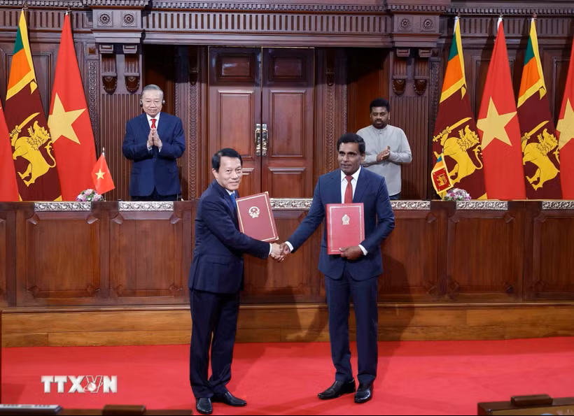 tong-bi-thu-chu-tich-nuoc-to-lam-va-tong-thong-anura-kumara-dissanayake-chung-kien-le-trao-cac-van-kien-hop-tac-0805-11-1778282825.png
