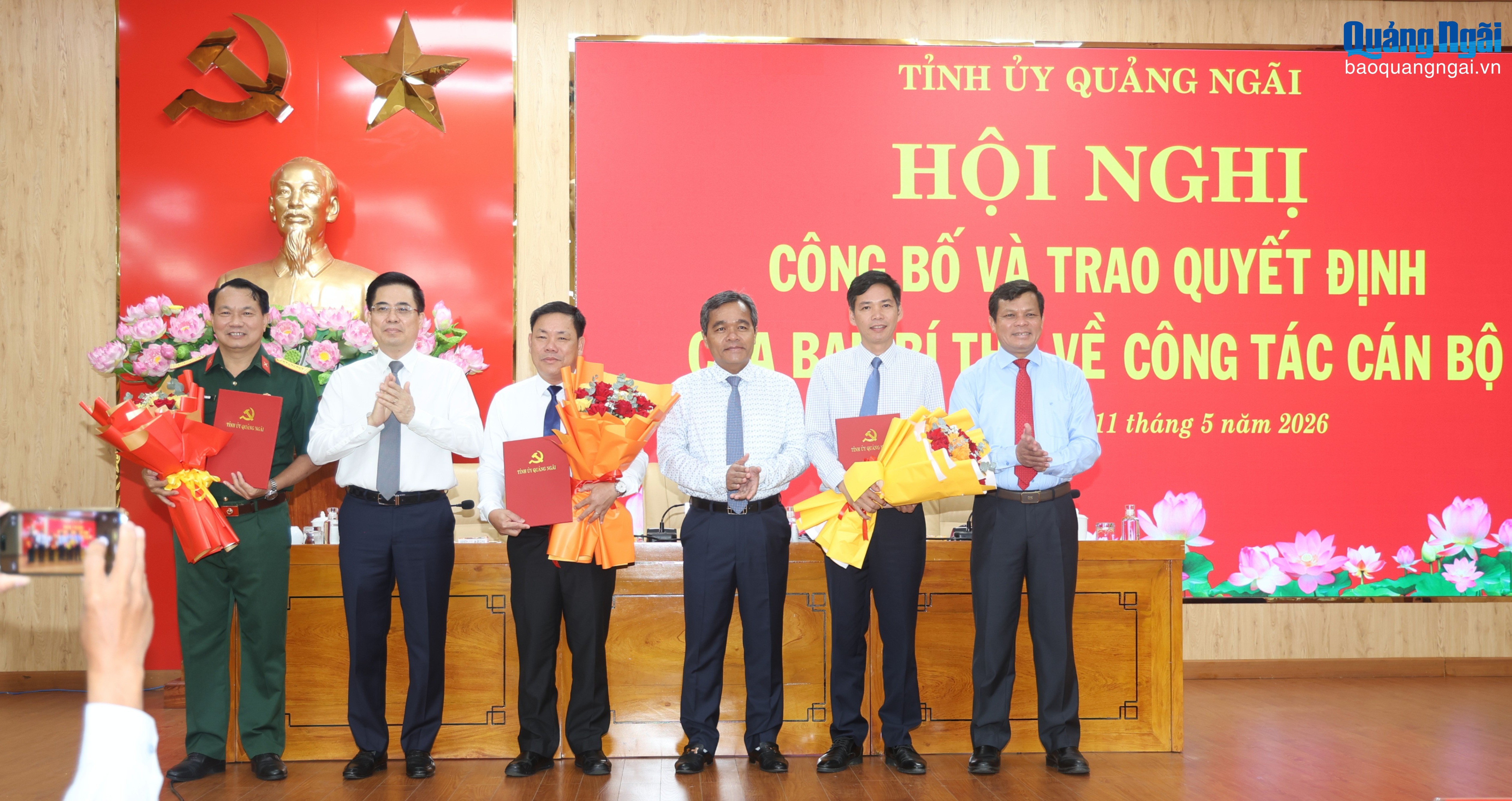 quang-ngai-cong-bo-quyet-dinh-cua-ban-bi-thu-ve-cong-tac-can-bo-1778466780.jpg
