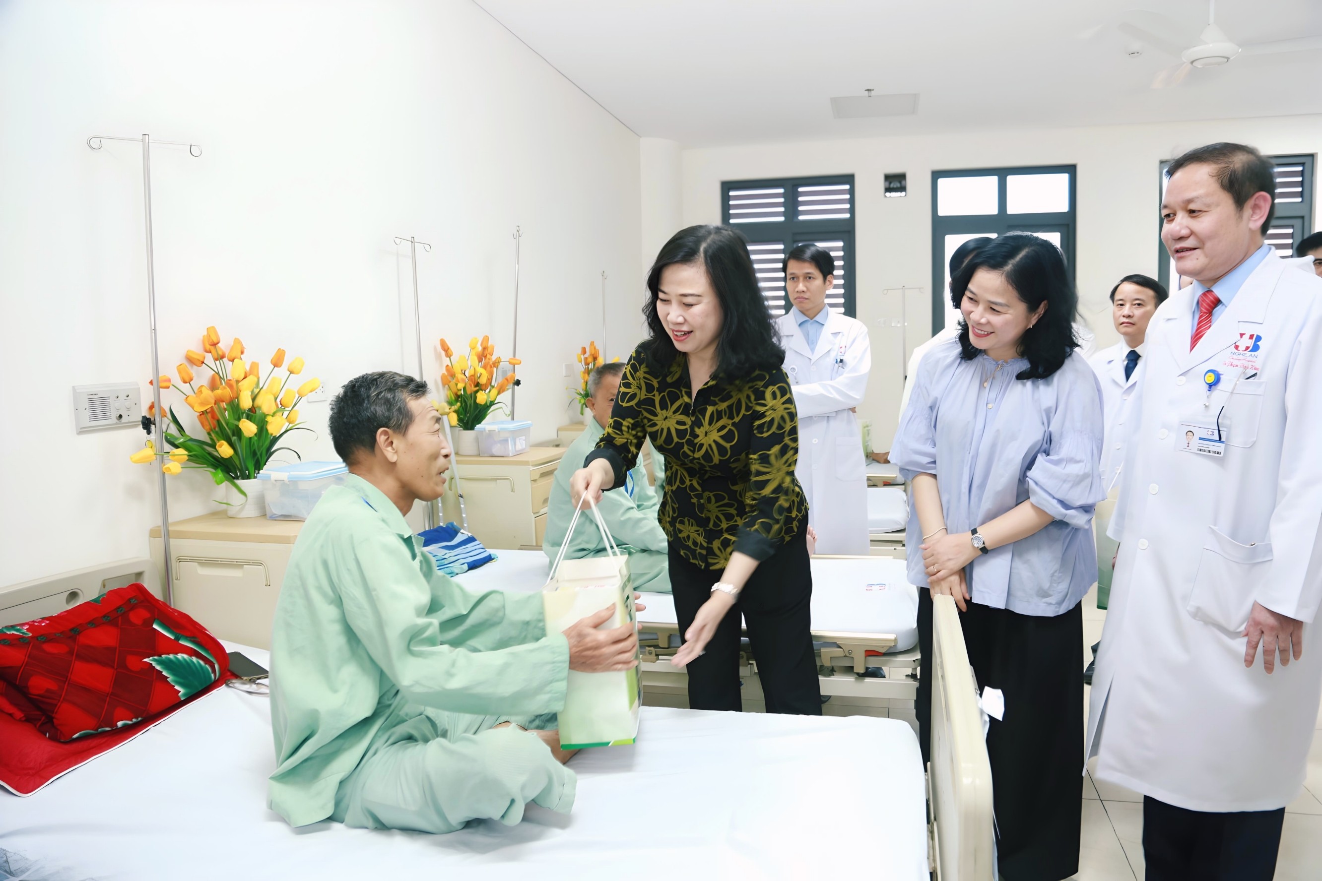 anh-3-bo-truong-bo-y-te-dao-hong-lan-trao-qua-dong-vien-benh-nhan-ung-thu-co-hoan-canh-kho-khan-dang-dieu-tri-tai-benh-vien-1778983184.jpg