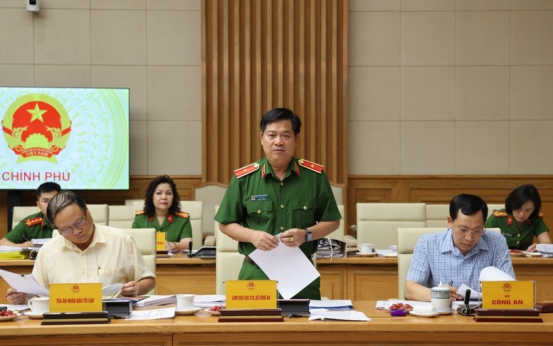 thieu-tuong-nguyen-thanh-truong-cuc-truong-cuc-canh-sat-quan-ly-trai-giam-co-so-giao-duc-bat-buoc-truong-giao-duong-c10-bao-cao-tai-cuoc-hop-17796128008221176107798-1779634144.jpg
