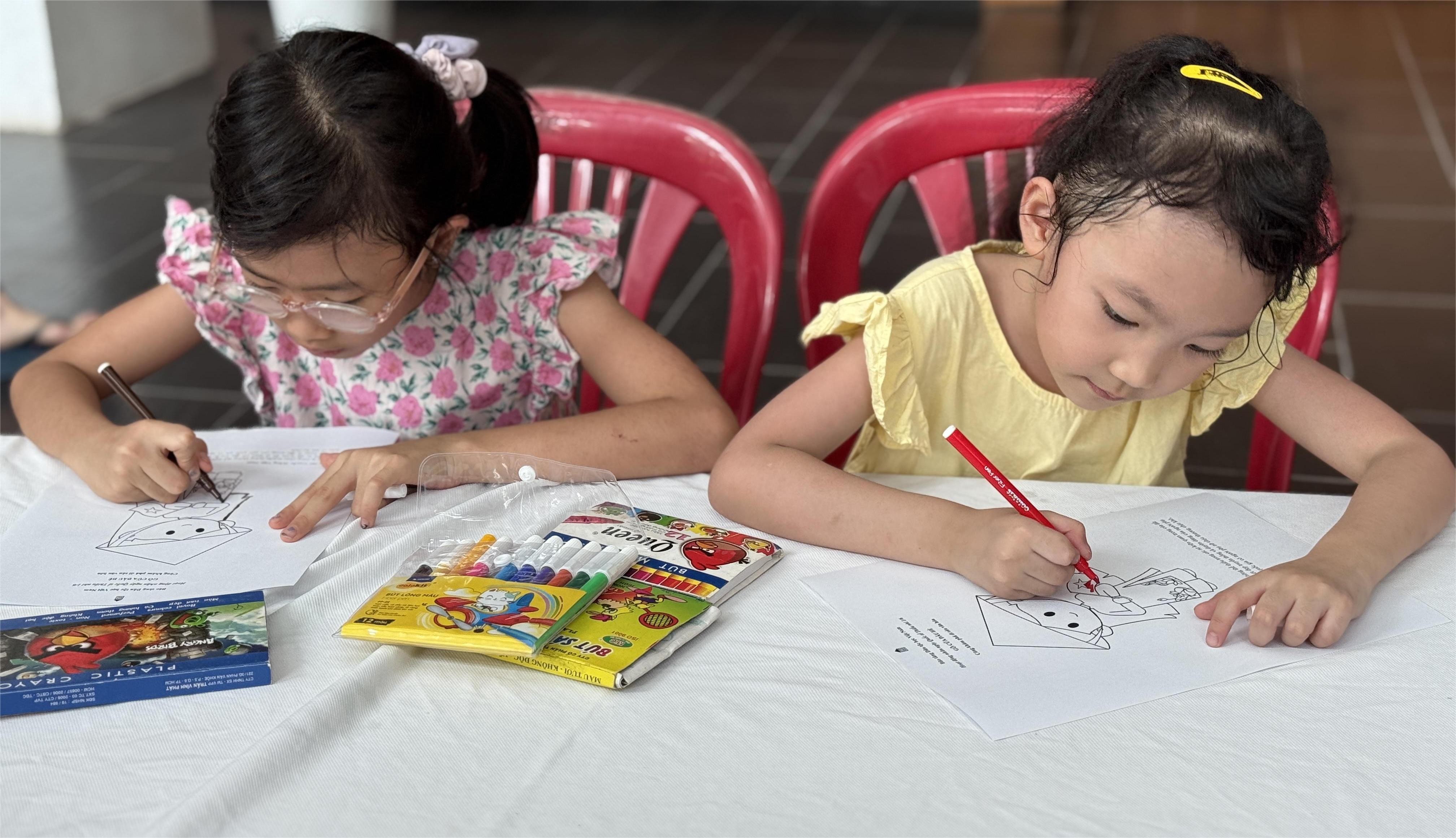 7-cac-em-nho-to-tranh-ao-dai-1780281618.jpg