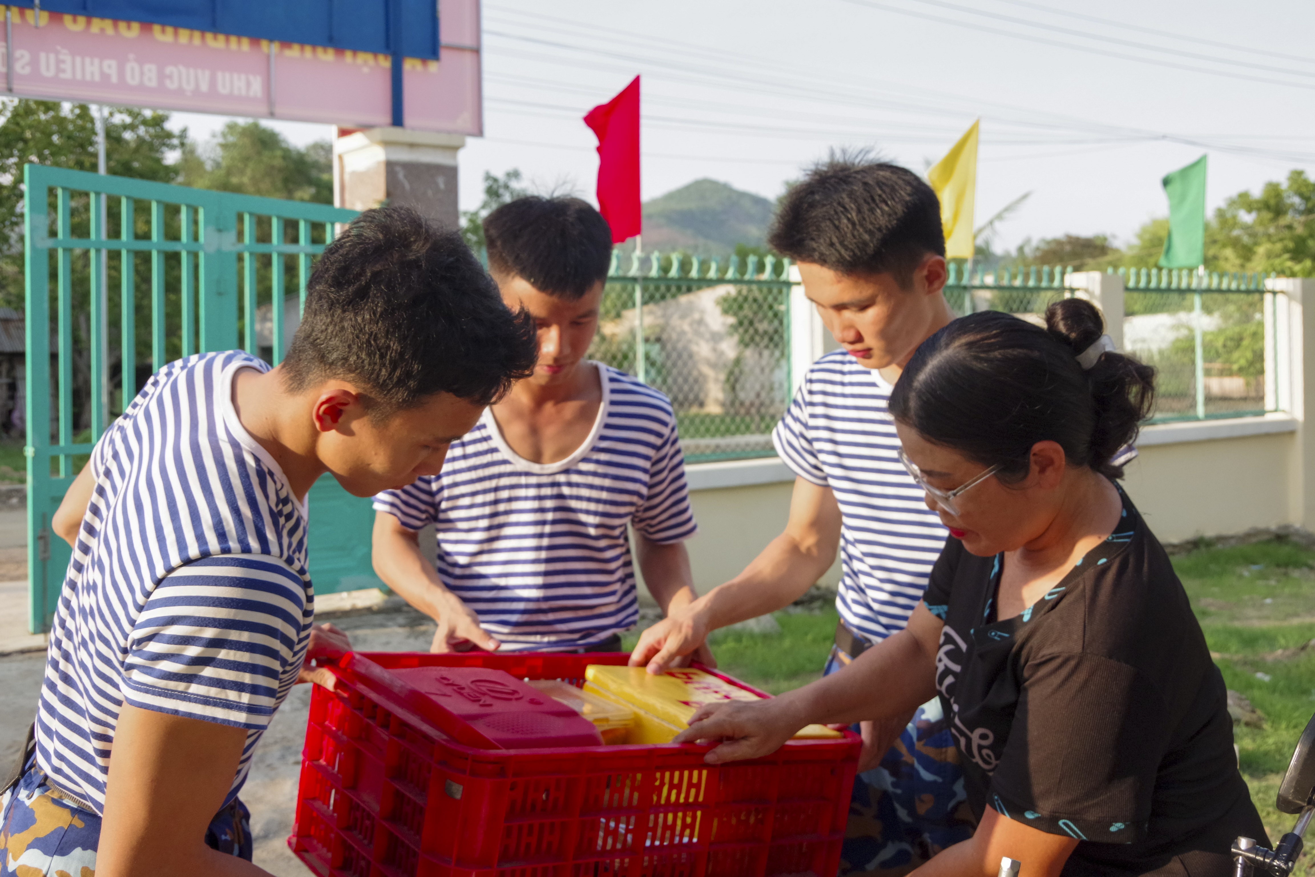 3-cac-hoc-vien-phu-giup-dua-cac-phan-com-den-dia-diem-nghi-ngoi-cua-don-vi-1780909375.JPG