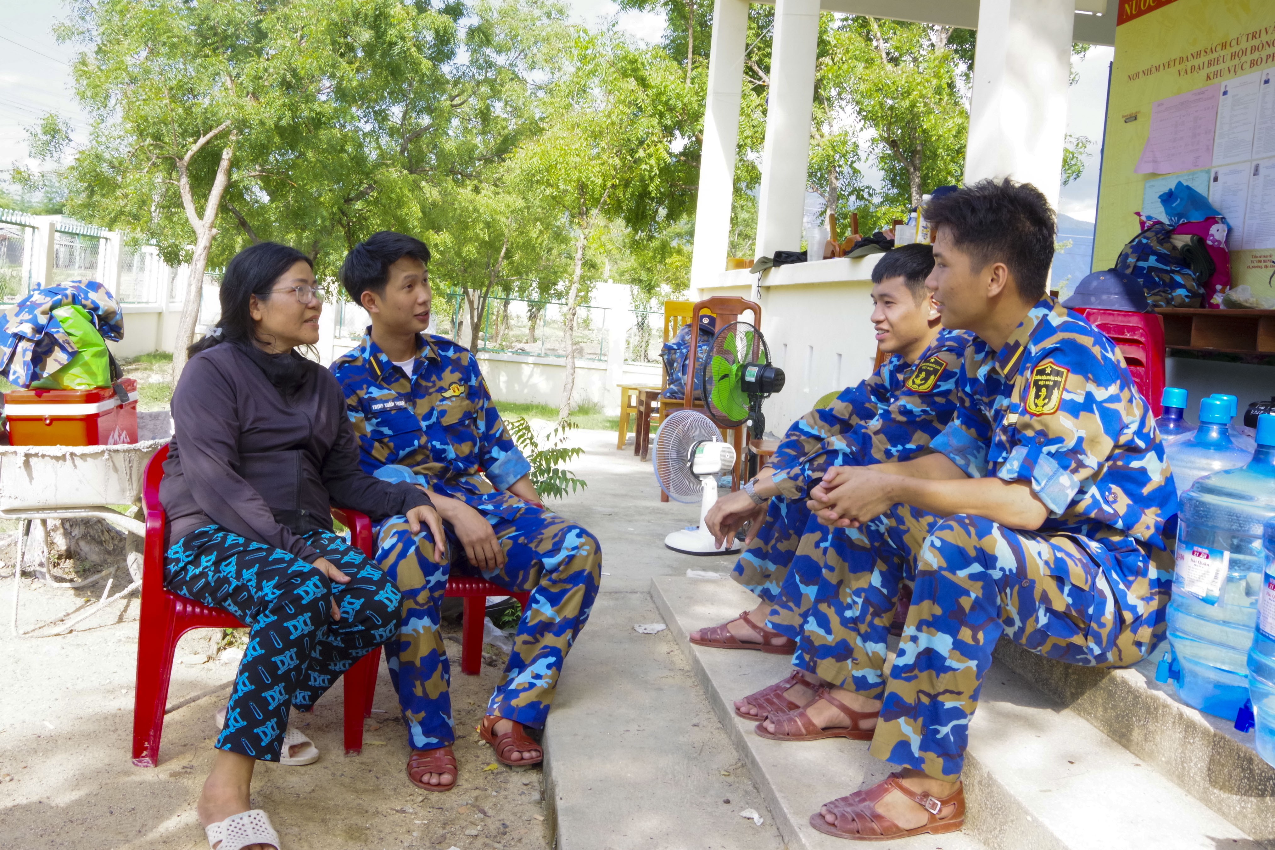 7-sau-moi-bua-com-chi-chi-cung-can-bo-hoc-vien-chia-se-voi-nhau-nhung-cau-chuyen-sau-mot-ngay-lam-viec-1-1780910079.JPG