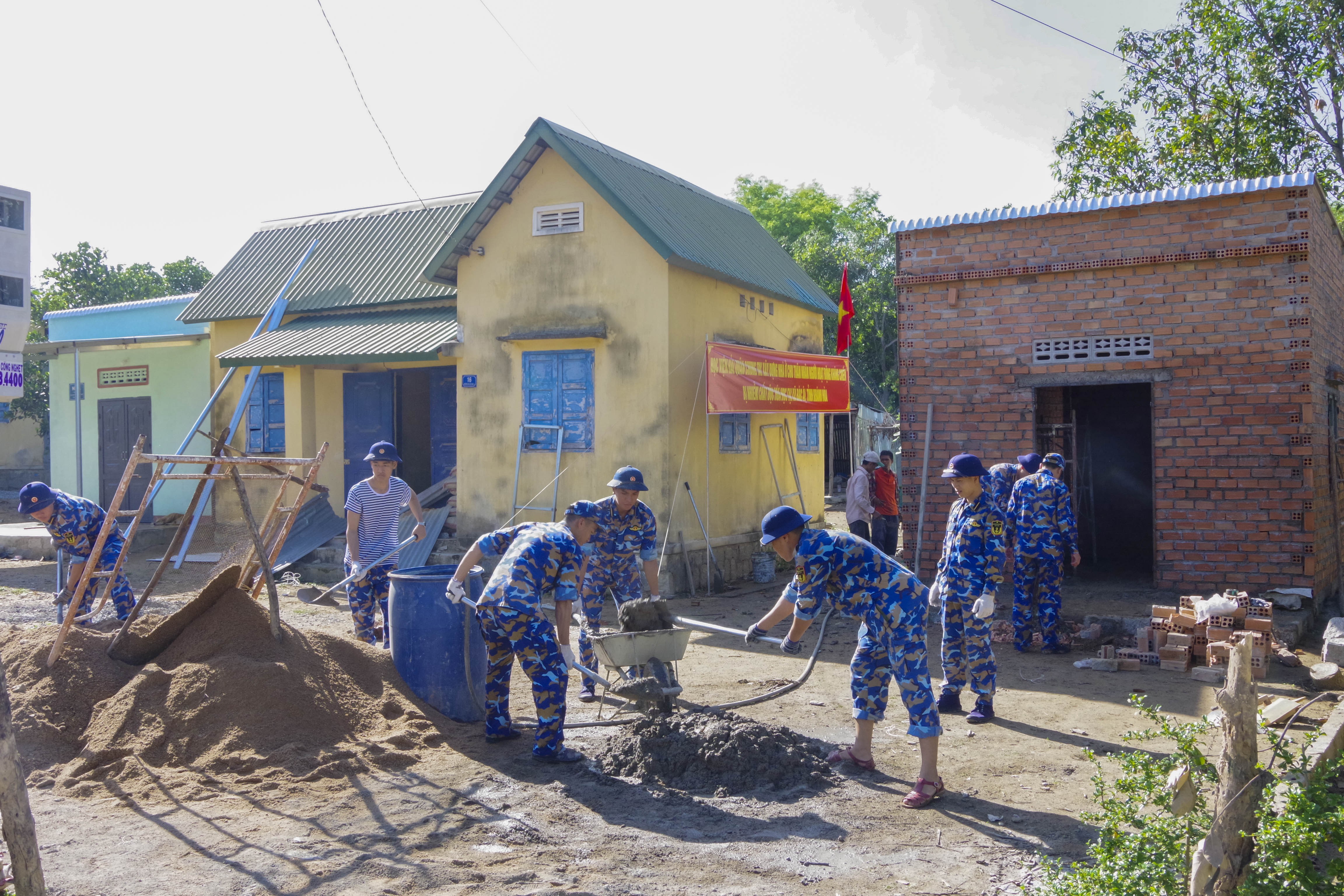 8-luc-luong-hoc-vien-hai-quan-dang-ban-ron-voi-nhung-cong-viec-xay-dung-ngoi-nha-dan-di-vao-giai-doan-hoan-thanh-1780909375.JPG