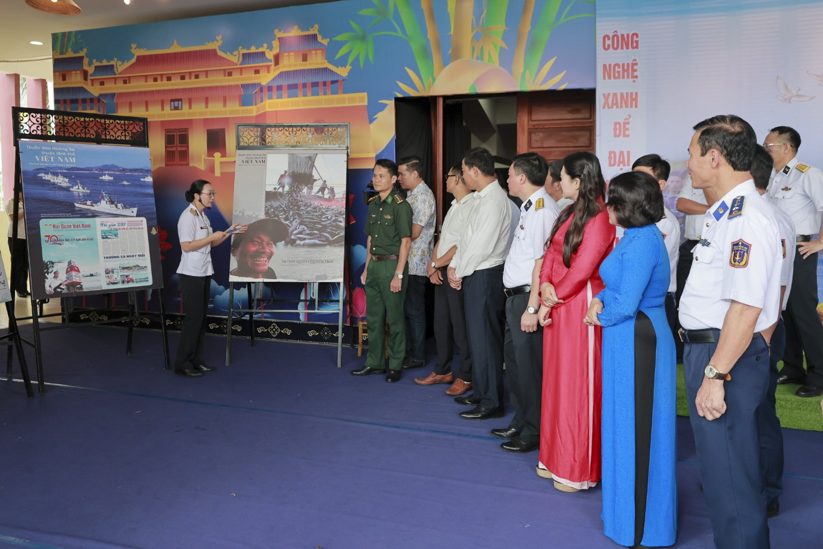 dai-bieu-tham-quan-khong-gian-trung-bay-hinh-anh-tu-lieu-tuyen-truyen-ve-bien-dao-que-huong-ben-le-chuong-trinh-da-nang-vuon-minh-cung-bien-xanh-1780911934.JPG