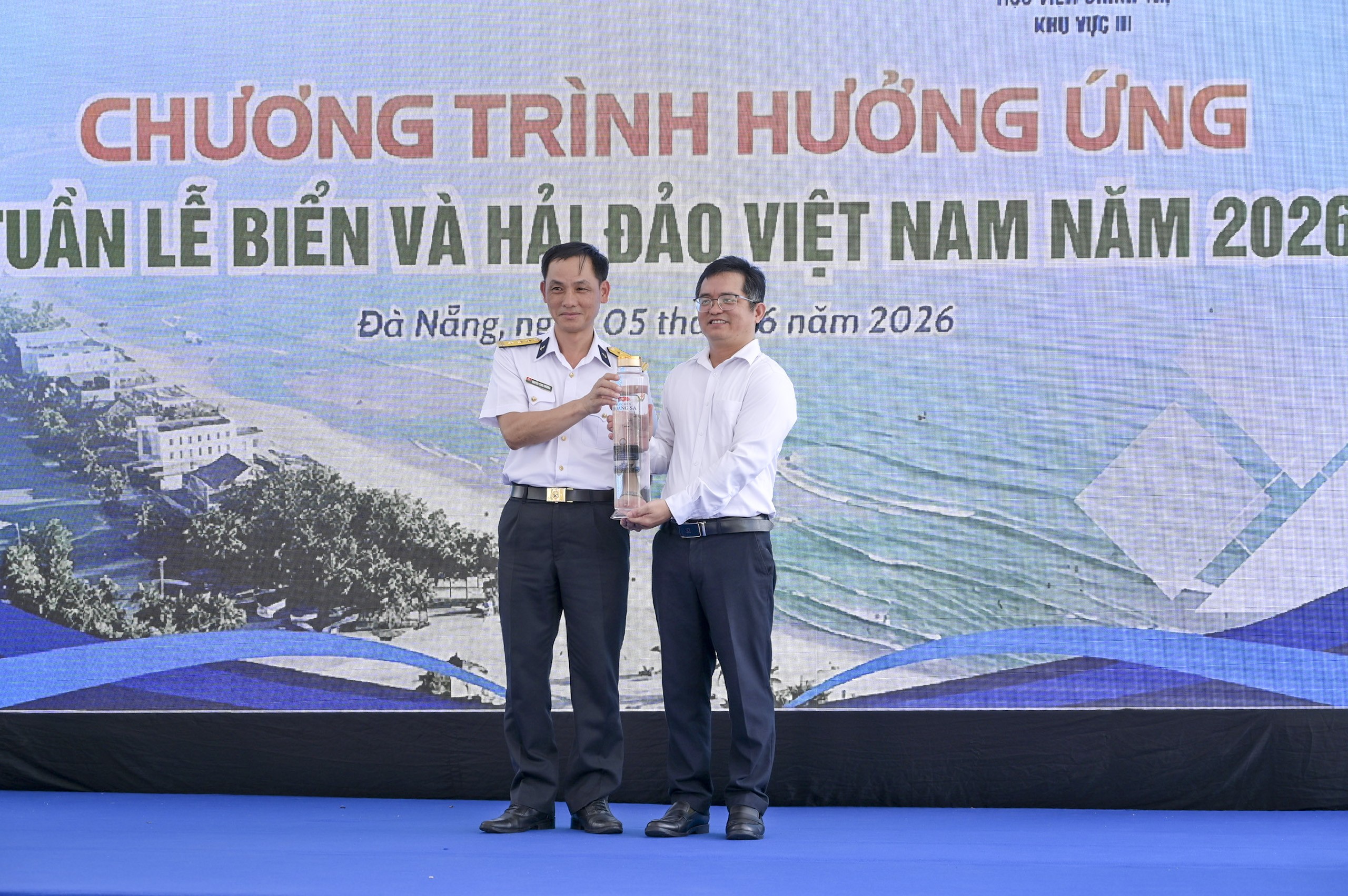 thuong-ta-nguyen-cong-khuong-pho-lu-doan-truong-lu-doan-161-tang-mau-muoc-bien-lay-tu-vung-bien-hoang-sa-tang-nha-trung-bay-hoang-sa-1780911935.JPG